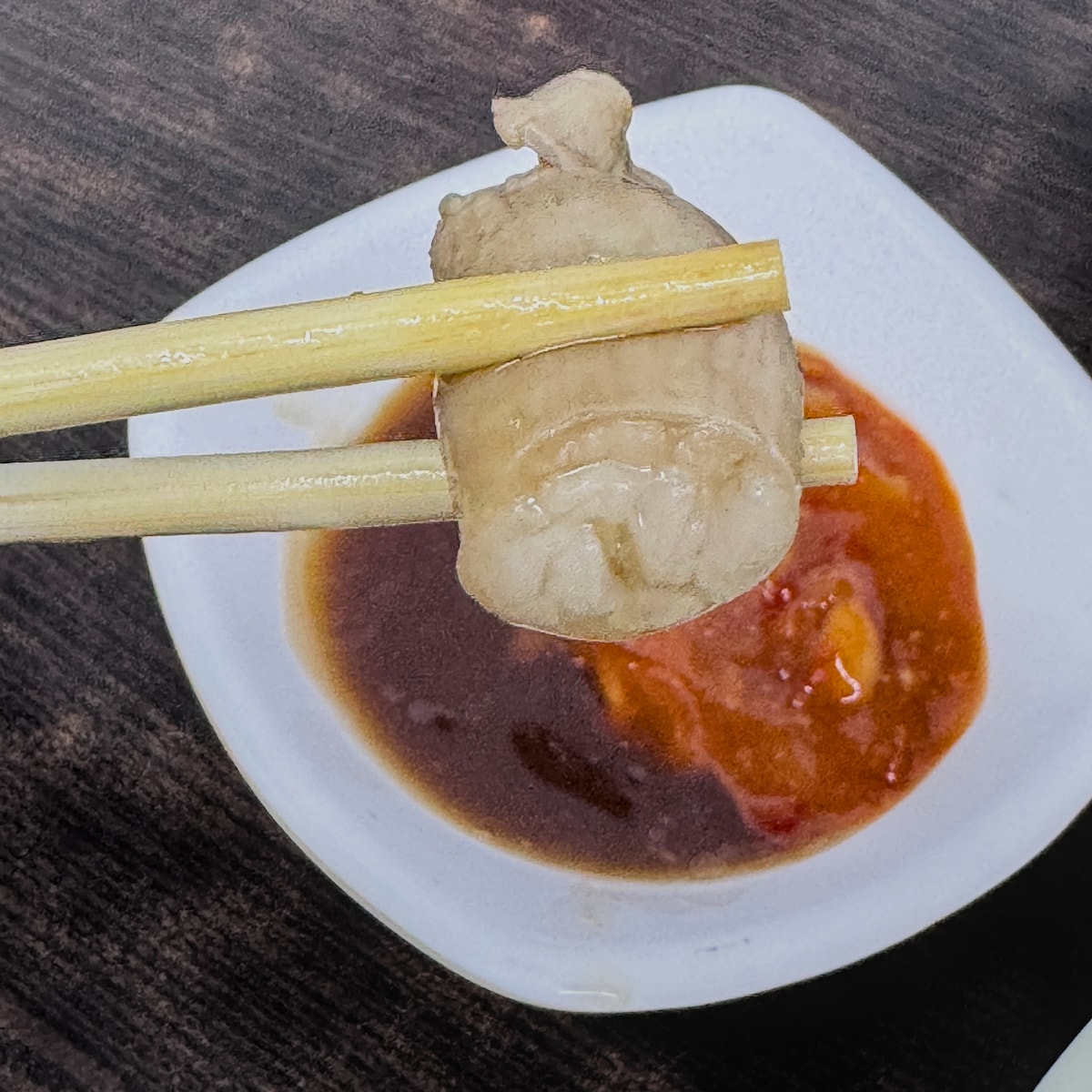 全成羊肉店處理得極為乾淨的羊腸特寫，口感Ｑ彈有嚼勁