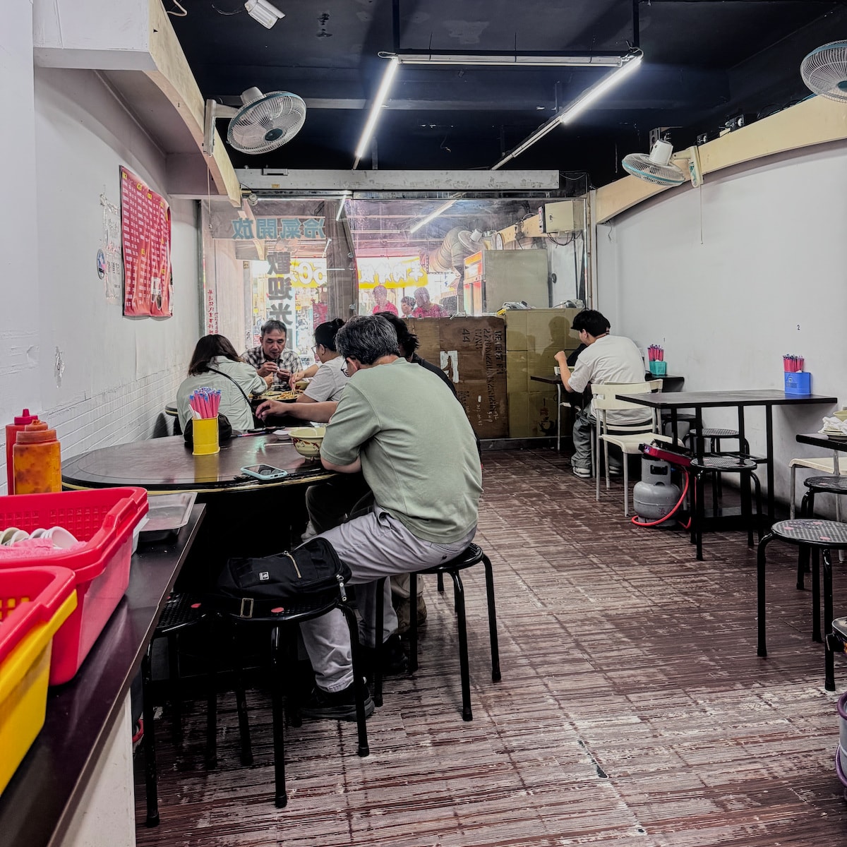 全成羊肉店內乾淨舒適的用餐環境，提供冷氣開放讓客人在夏天也能爽吃羊肉爐