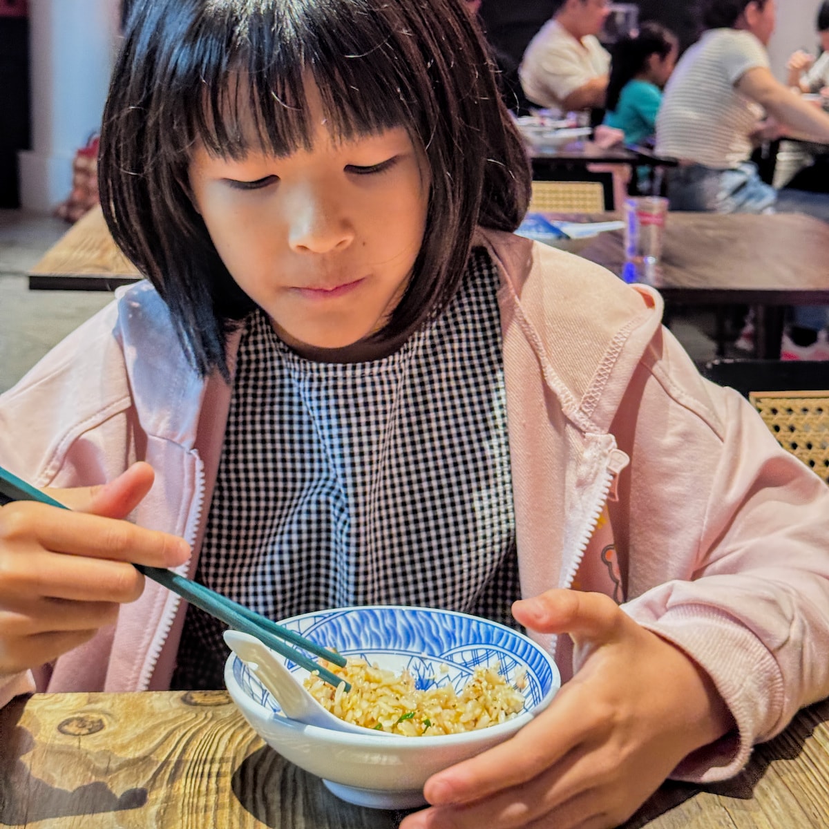 龍門客串高CP值炒飯-蒜香蝦仁炒飯 龍門客串蒜香蝦仁炒飯的大份量視覺效果