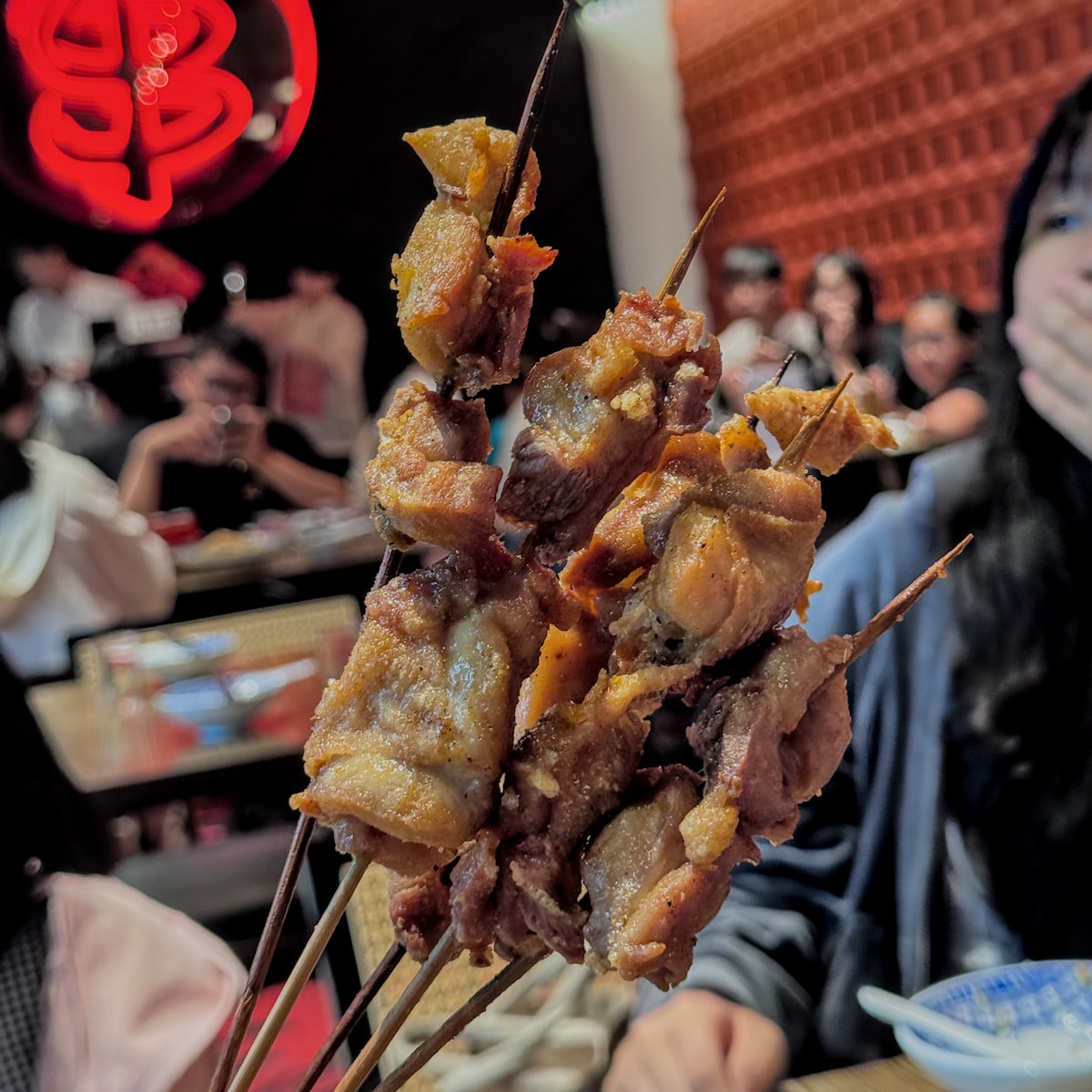 龍門客串招牌燒烤-炭火雞肉串 龍門客串手拿多串炭火雞肉串,展現飽滿肉汁與炭香氣息