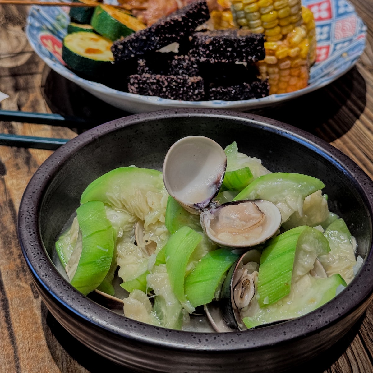 龍門客串鮮美絲瓜蛤蠣 龍門客串絲瓜蛤蠣,蛤蠣體型圓潤且湯頭鮮甜清爽