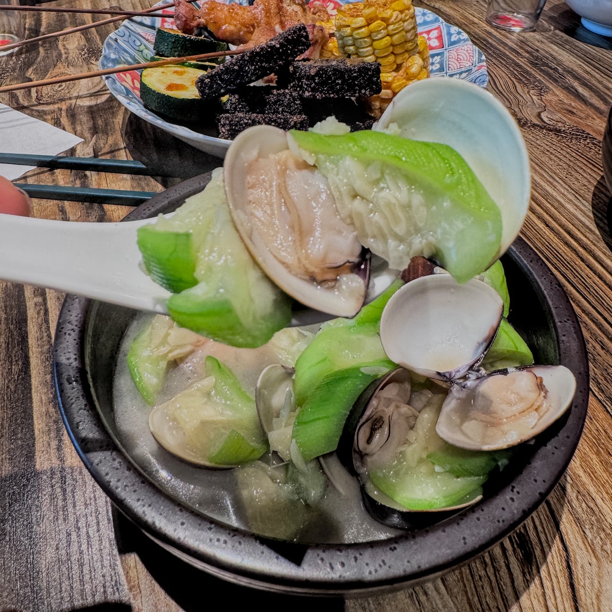 龍門客串溫潤暖胃-絲瓜蛤蠣 龍門客串家常美味絲瓜蛤蠣,湯汁飽含食材原味