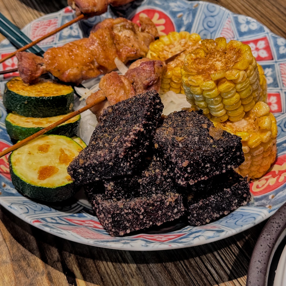 龍門客串蔬菜燒烤-炭烤櫛瓜 龍門客串拼盤內的厚切炭烤櫛瓜、米血與玉米串燒