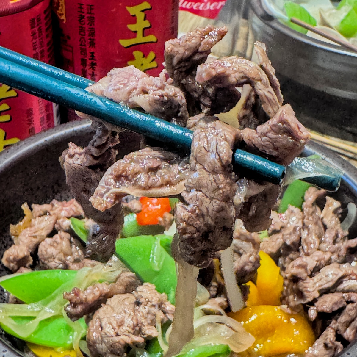龍門客串熱炒美食-黑胡椒牛柳特寫 夾起龍門客串黑胡椒牛柳的近照,色澤誘人且肉質滑嫩