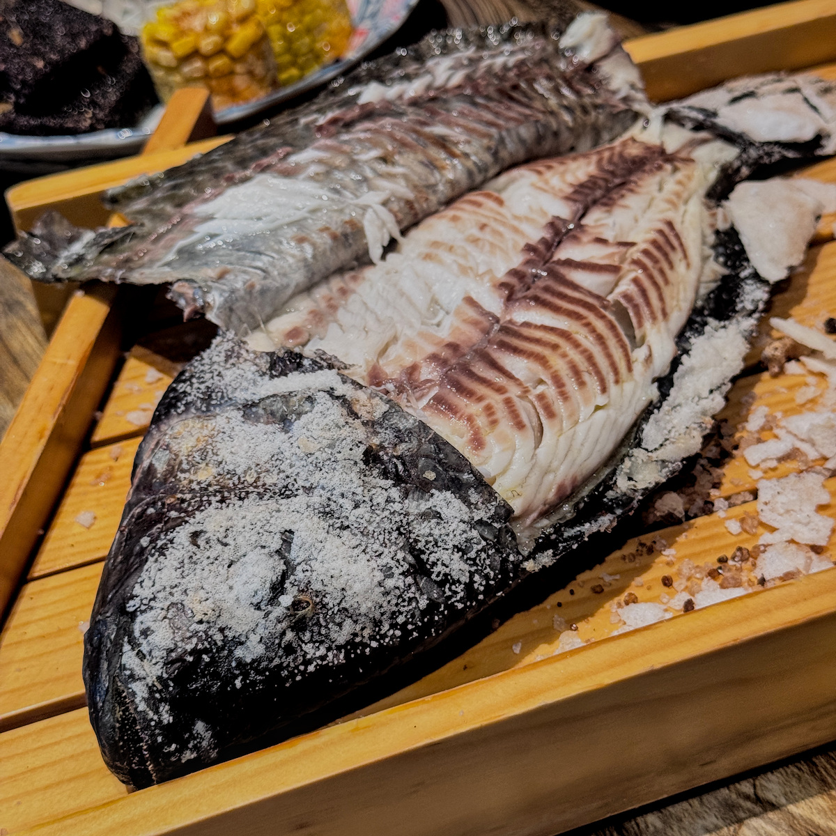 龍門客串重頭戲魚躍龍門鹽烤全魚，被厚實鹽殼包覆的鮮美魚肉