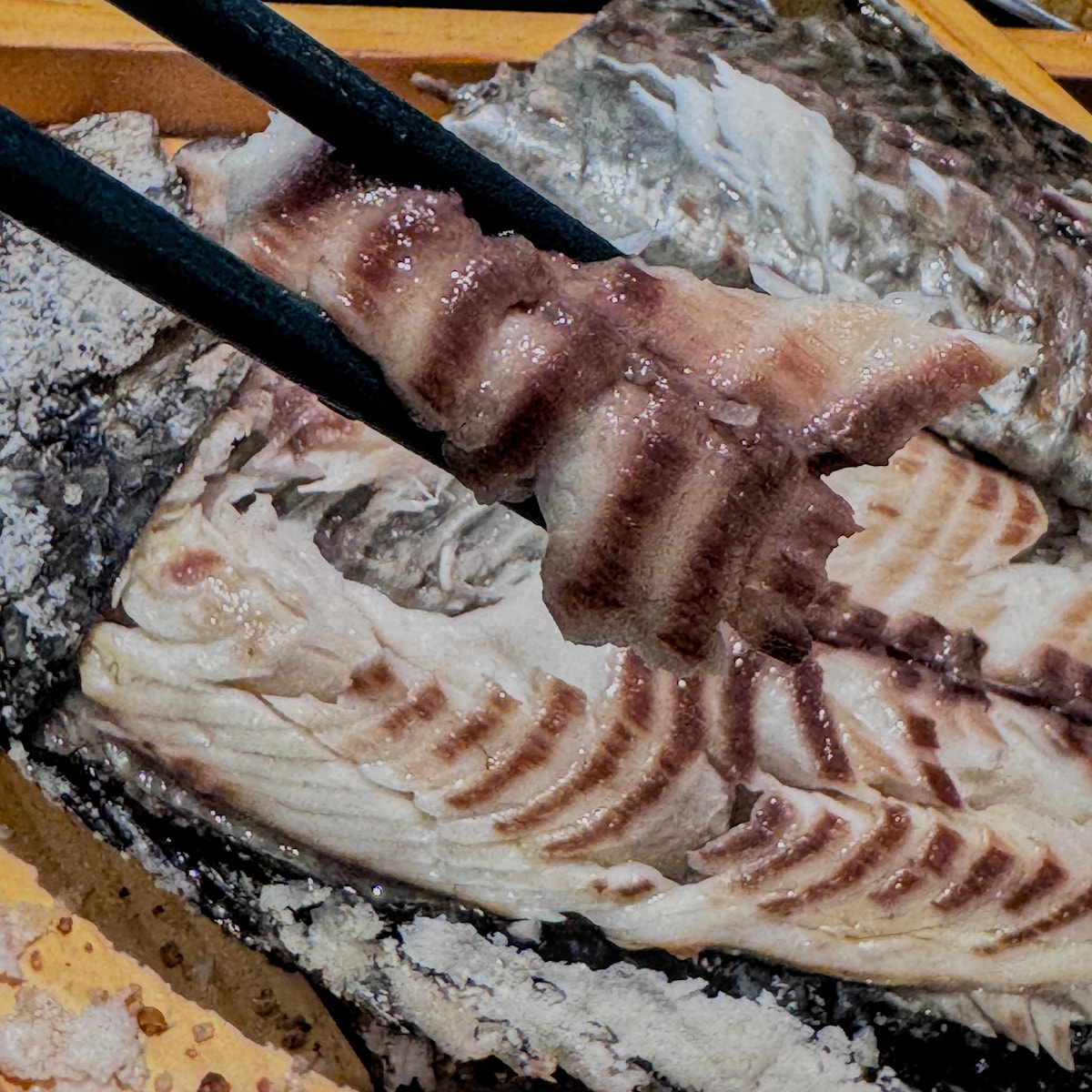 龍門客串鹽烤全魚肉質特寫 撥開鹽殼後展現出的鮮嫩飽滿鹽烤魚肉細部圖