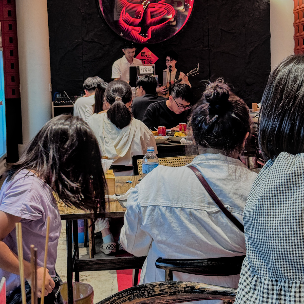 龍門客串週末限定駐唱表演，現場歌唱氛圍極佳