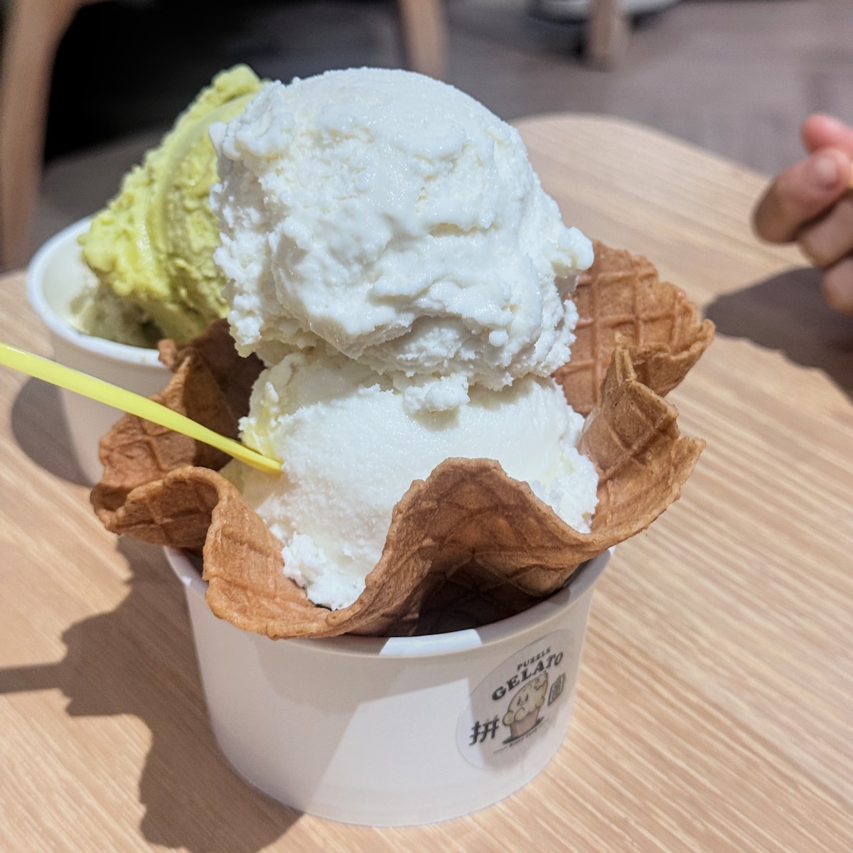 高雄楠梓美食推薦｜拼圖義式冰淇淋：竟然還有現場駐唱！超吸睛玫瑰牆與 30 多種口味 Gelato 享受