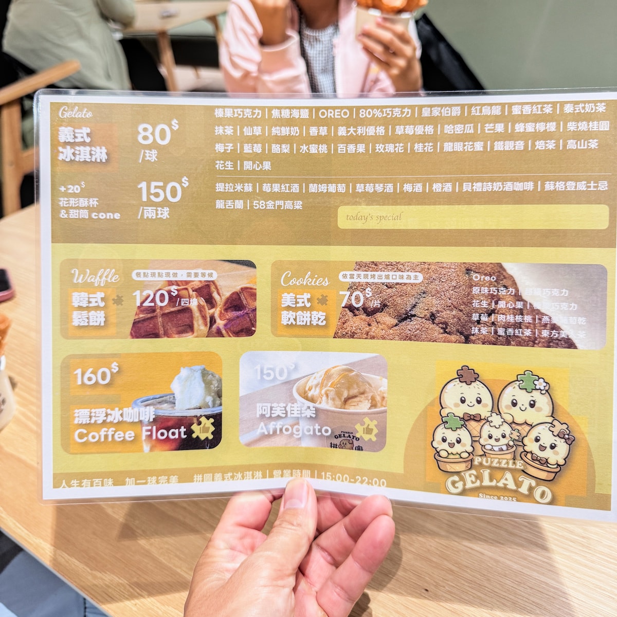 高雄楠梓美食推薦｜拼圖義式冰淇淋：竟然還有現場駐唱！超吸睛玫瑰牆與 30 多種口味 Gelato 享受