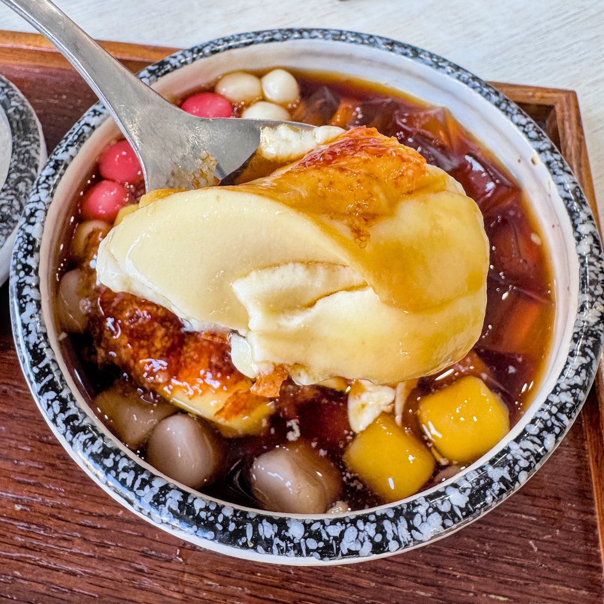 高雄大社美食推薦：顏記豆莊，古法煉製黑糖冬瓜糖水與療癒烤豆花