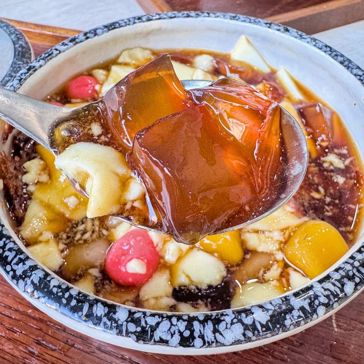 高雄大社美食推薦：顏記豆莊，古法煉製黑糖冬瓜糖水與療癒烤豆花