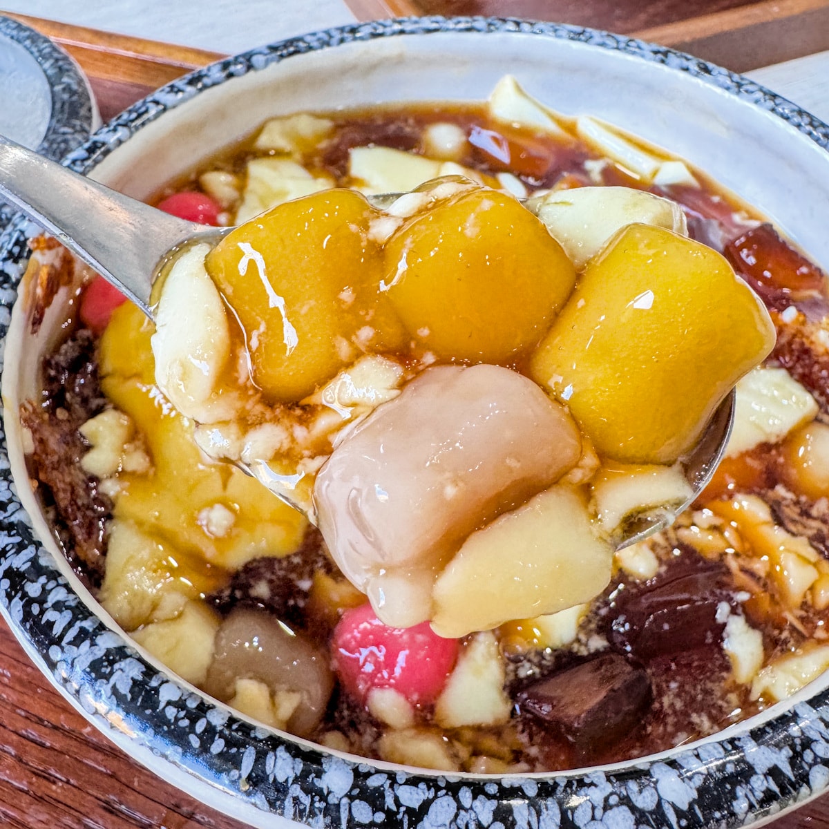 高雄大社美食推薦：顏記豆莊，古法煉製黑糖冬瓜糖水與療癒烤豆花