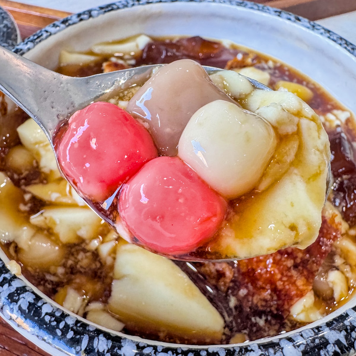 高雄大社美食推薦：顏記豆莊，古法煉製黑糖冬瓜糖水與療癒烤豆花