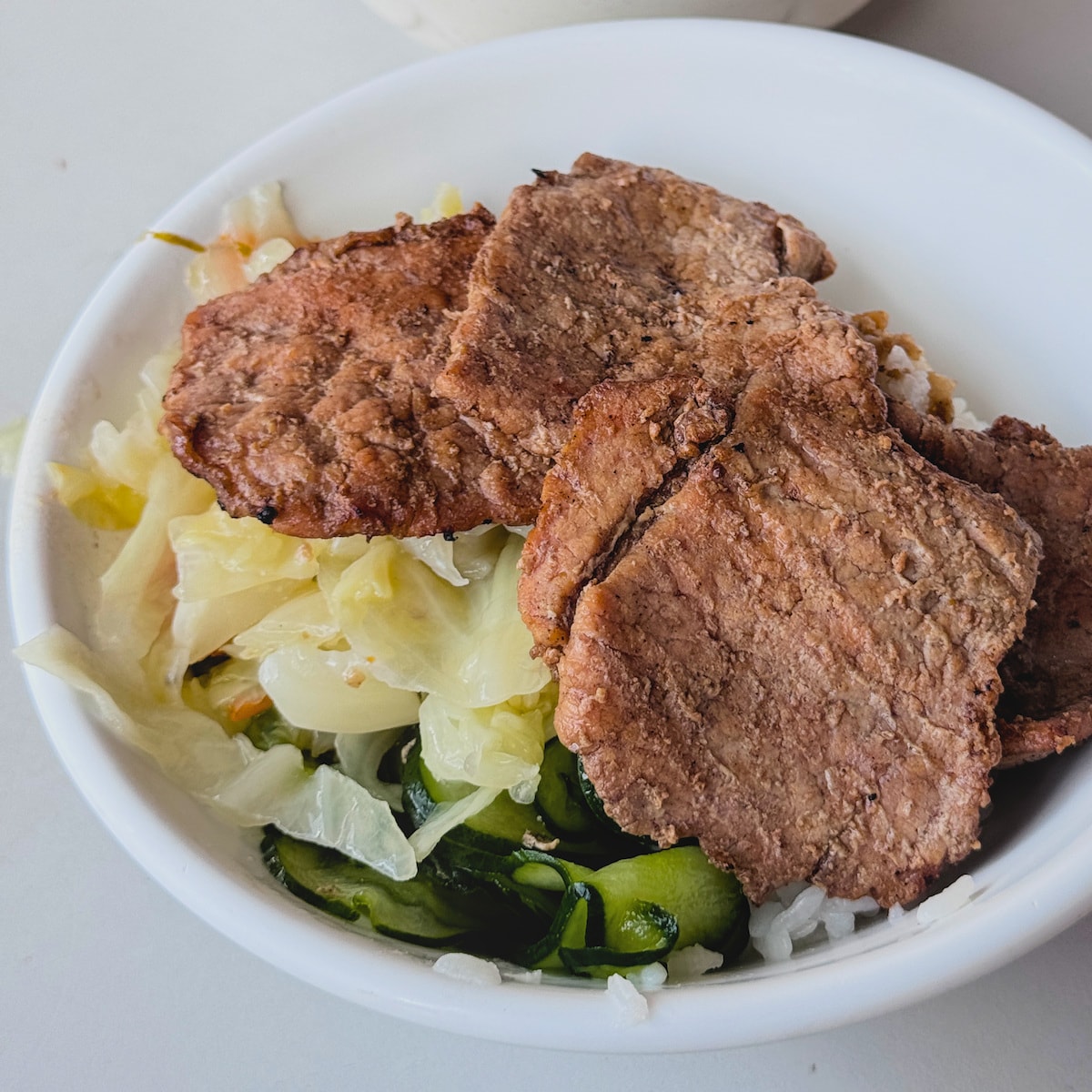 好好吃燒肉飯（小碗）：軟嫩適中的炭烤肉片搭配特製配菜與飽滿米飯