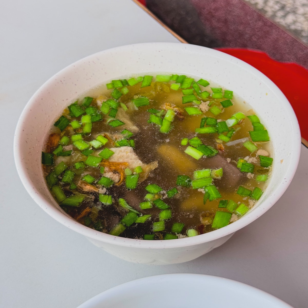 傳統市場美味:豬血大腸湯 料多實在的豬血+腸湯,鮮甜湯頭配上滿滿韭菜