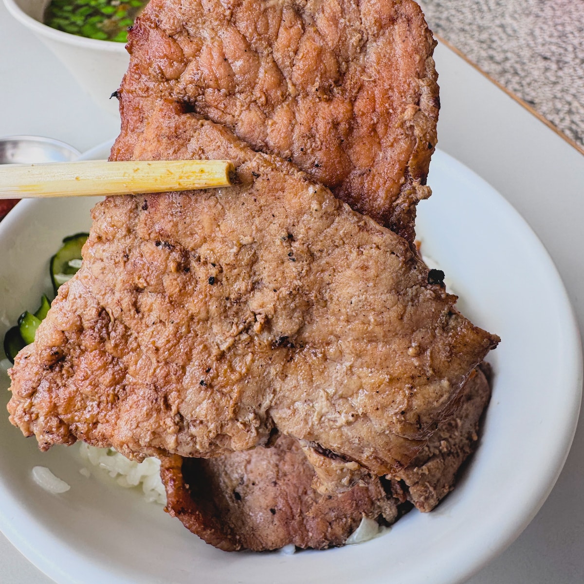 誘人的燒肉片梅納反應焦香 燒肉飯特寫:展現出肉片微微焦香的梅納反應與軟嫩質地