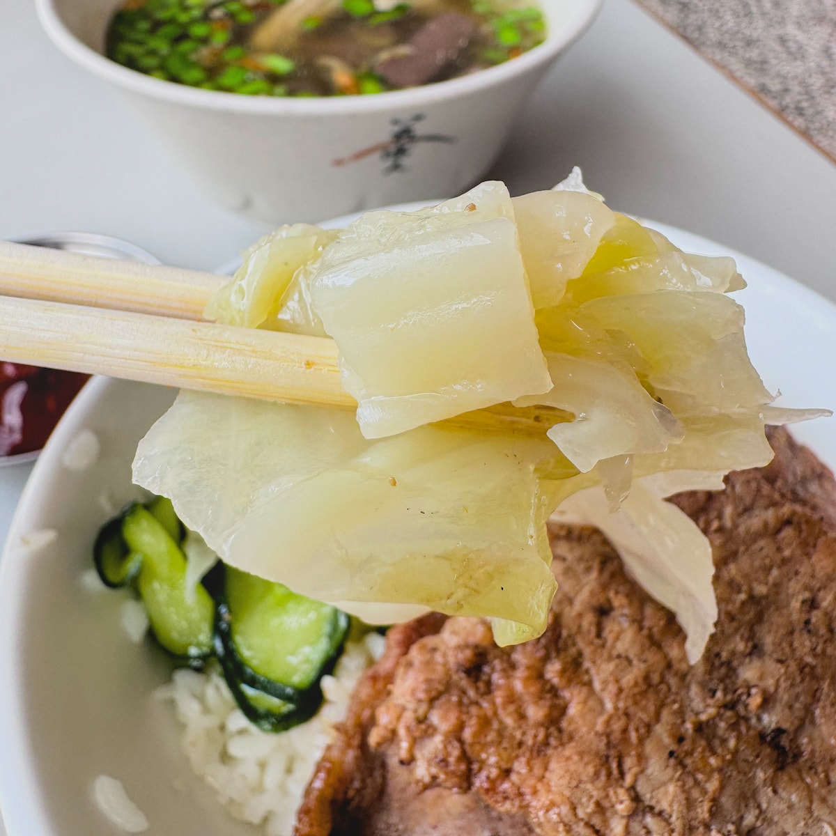 燒肉飯與飽滿米飯的完美結合 粒粒分明的白飯拌入燒肉鹹香,道地的高雄老味道