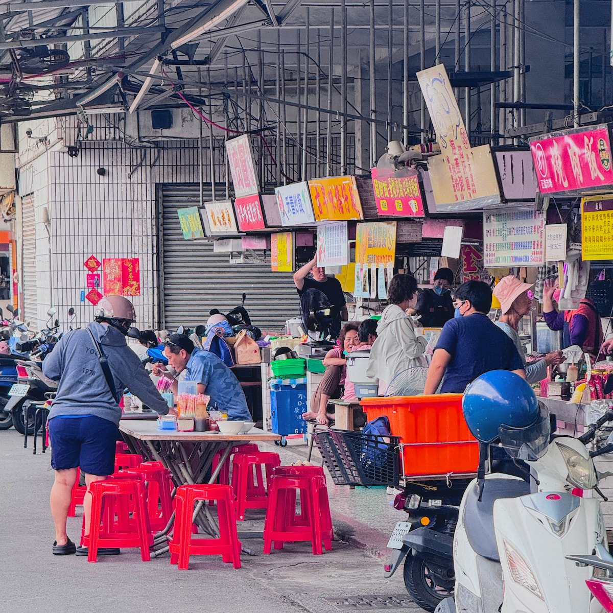 正義市場多樣化的美食小吃攤群 高雄苓雅區正義市場入口處及整齊的小吃攤位區