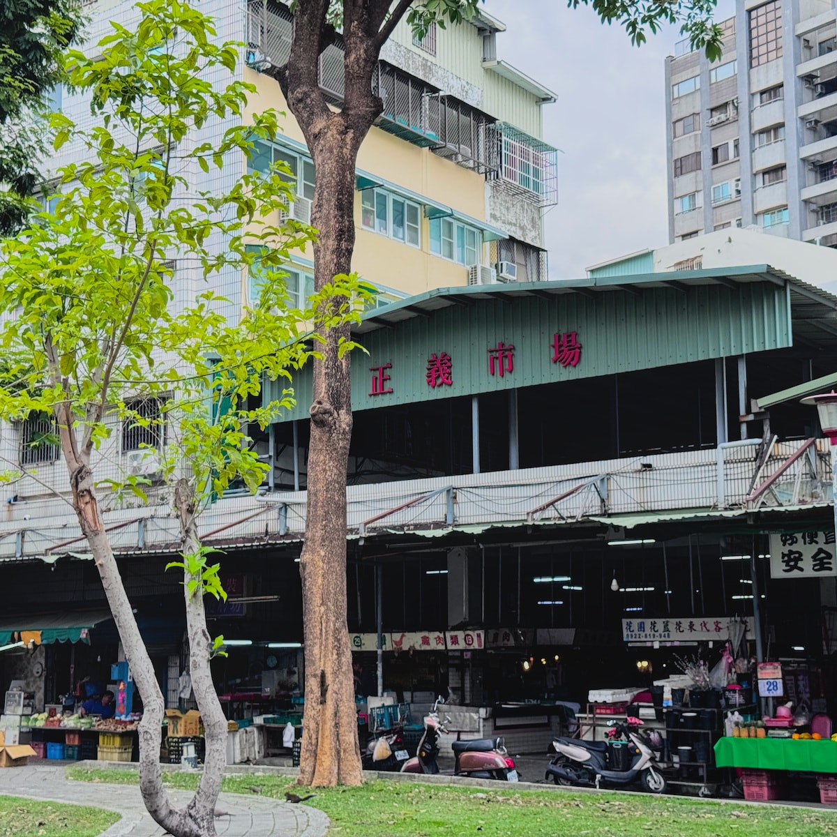正義市場地理位置與周邊街道 高雄正義市場周邊環境,位於苓雅區正義路上的傳統市場街道景觀