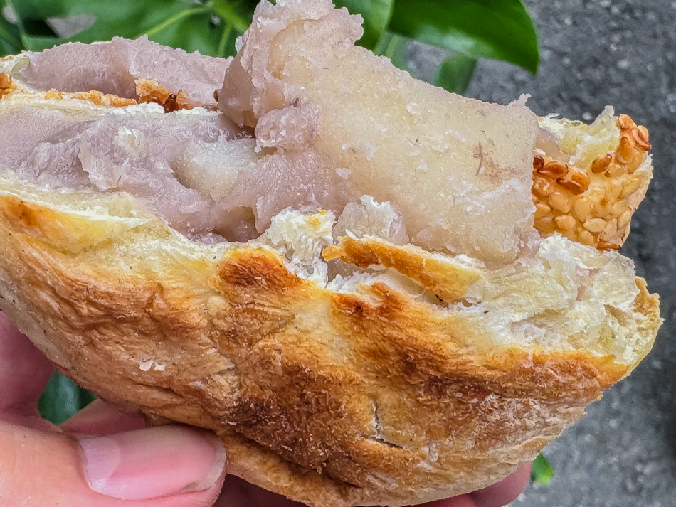高雄前鎮美食推薦｜洪家碳烤胡椒餅：老麵發酵、爆汁溫體豬與牽絲比薩餅的多重美味
