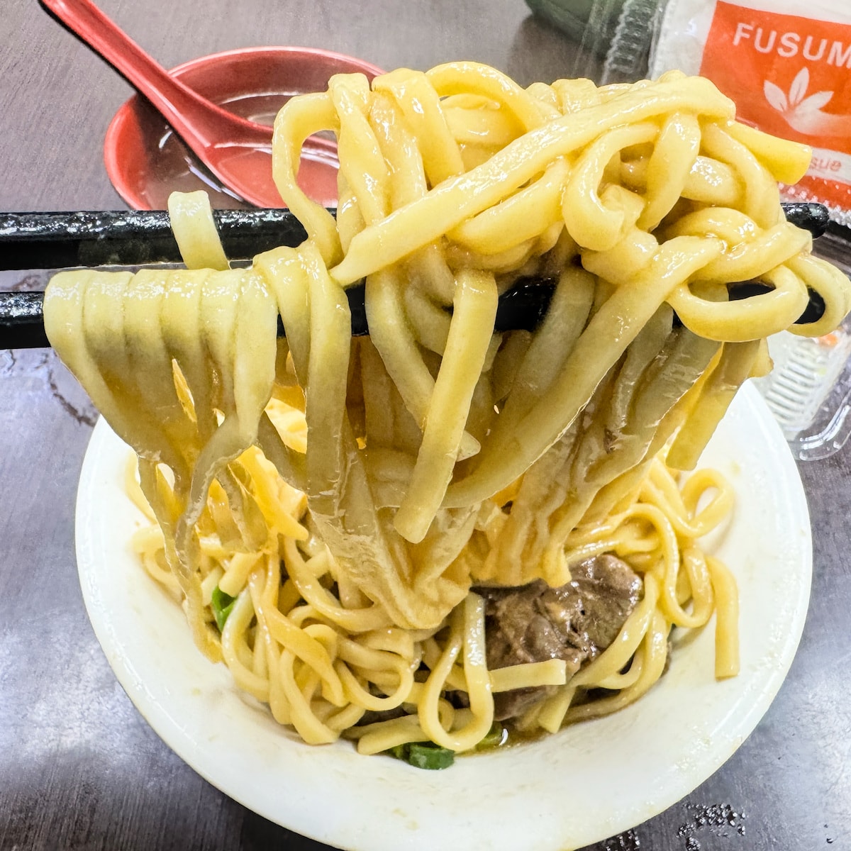 高雄美食推薦：港園牛肉麵，鹽埕區開業逾七十年的經典滋味
