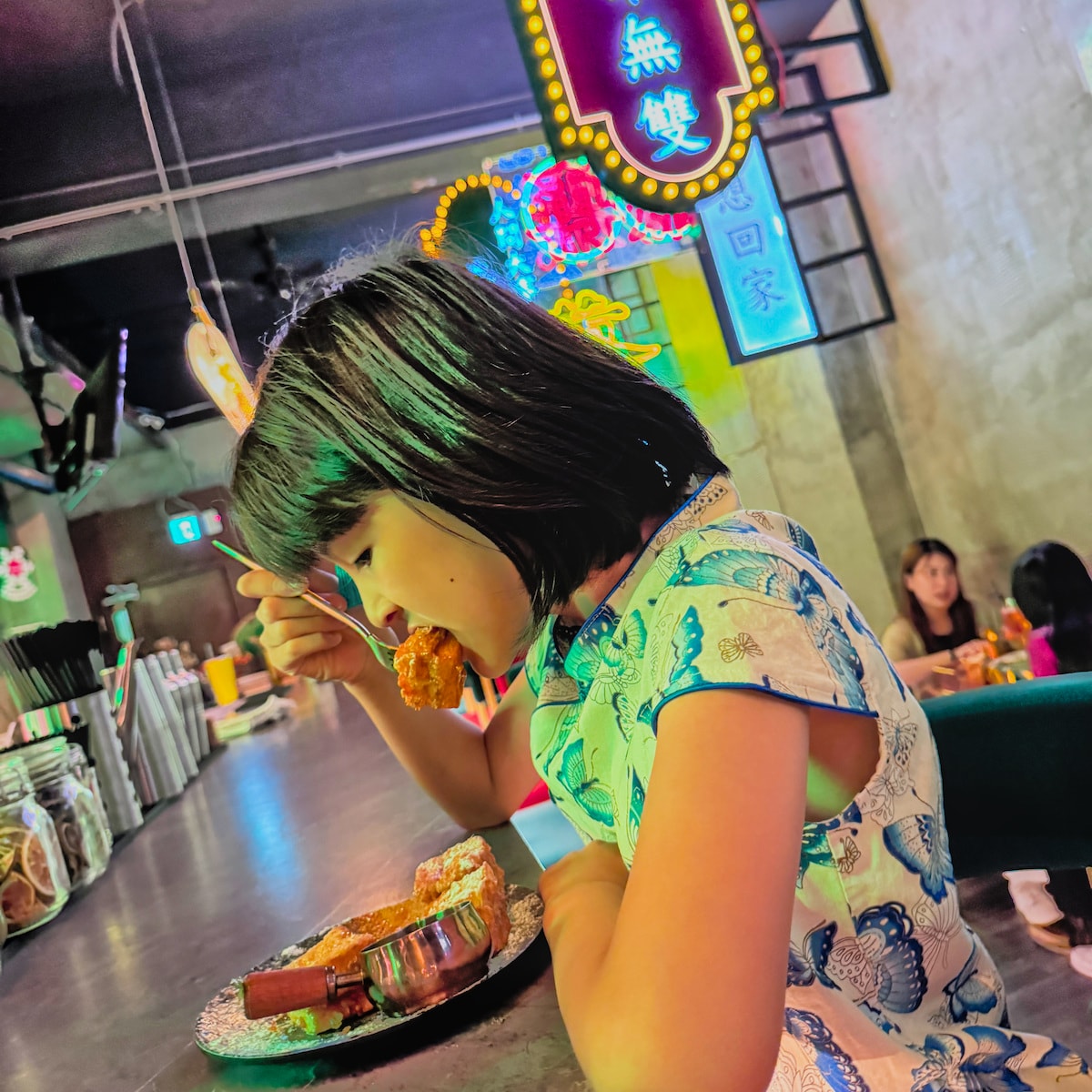 高雄美食推薦｜絕代芳華港式餐酒館：苓雅區深夜裡的港式霓虹幻境