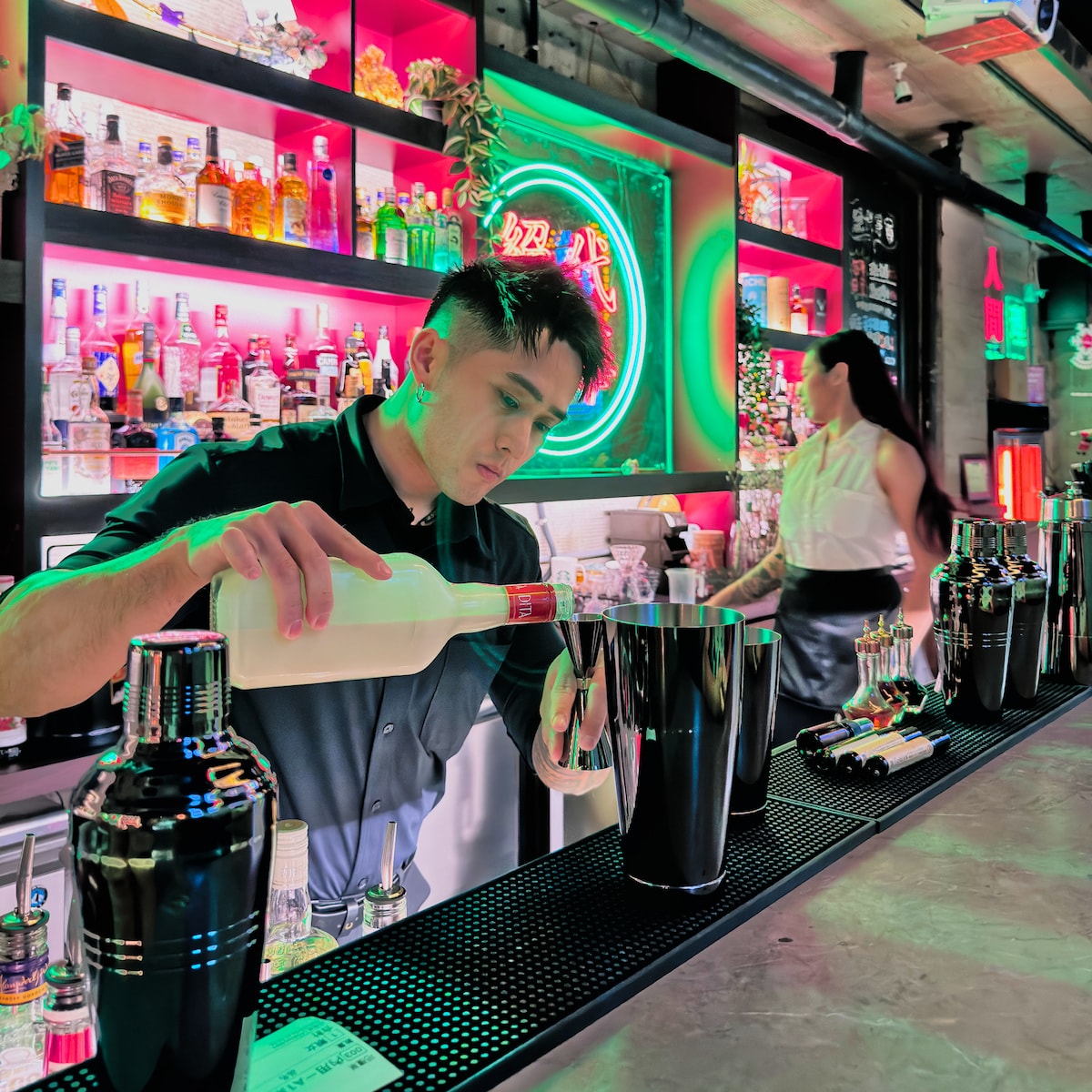 高雄美食推薦｜絕代芳華港式餐酒館：苓雅區深夜裡的港式霓虹幻境