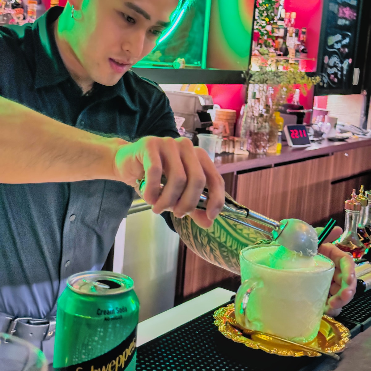 高雄美食推薦｜絕代芳華港式餐酒館：苓雅區深夜裡的港式霓虹幻境
