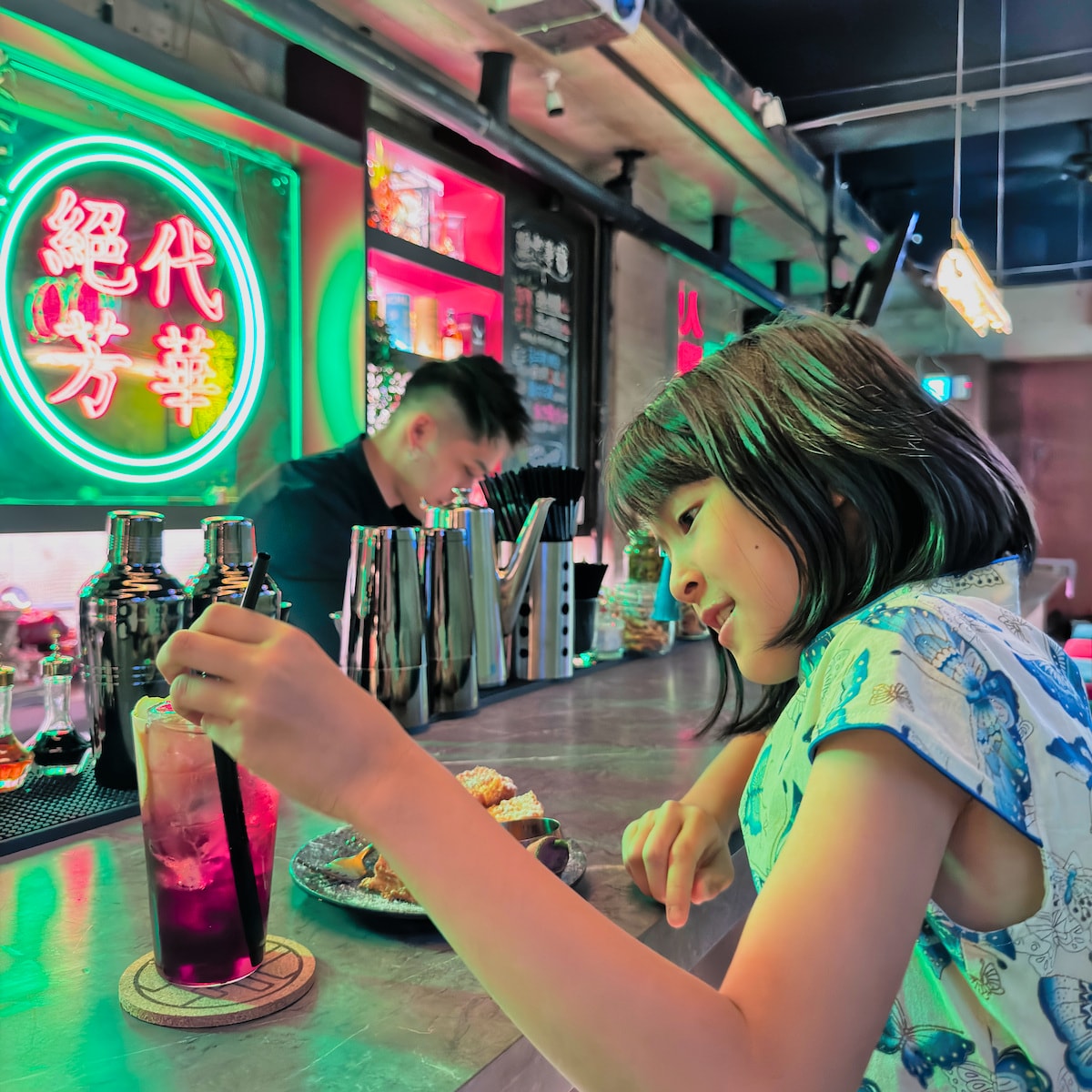 高雄美食推薦｜絕代芳華港式餐酒館：苓雅區深夜裡的港式霓虹幻境