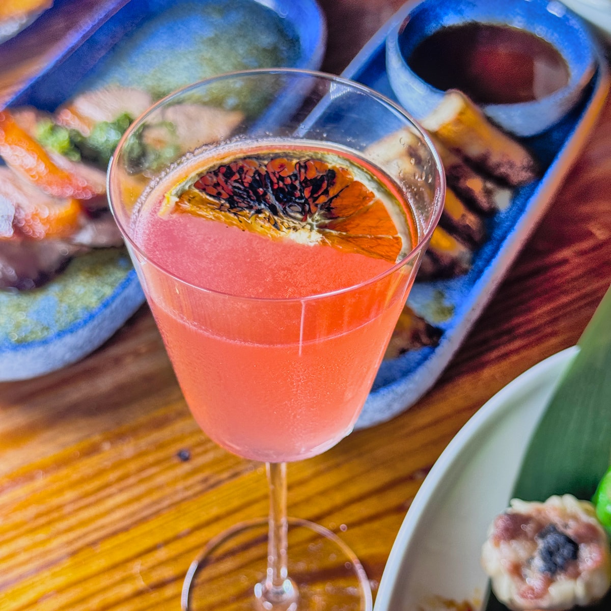 高雄美食推薦｜絕代芳華港式餐酒館：苓雅區深夜裡的港式霓虹幻境