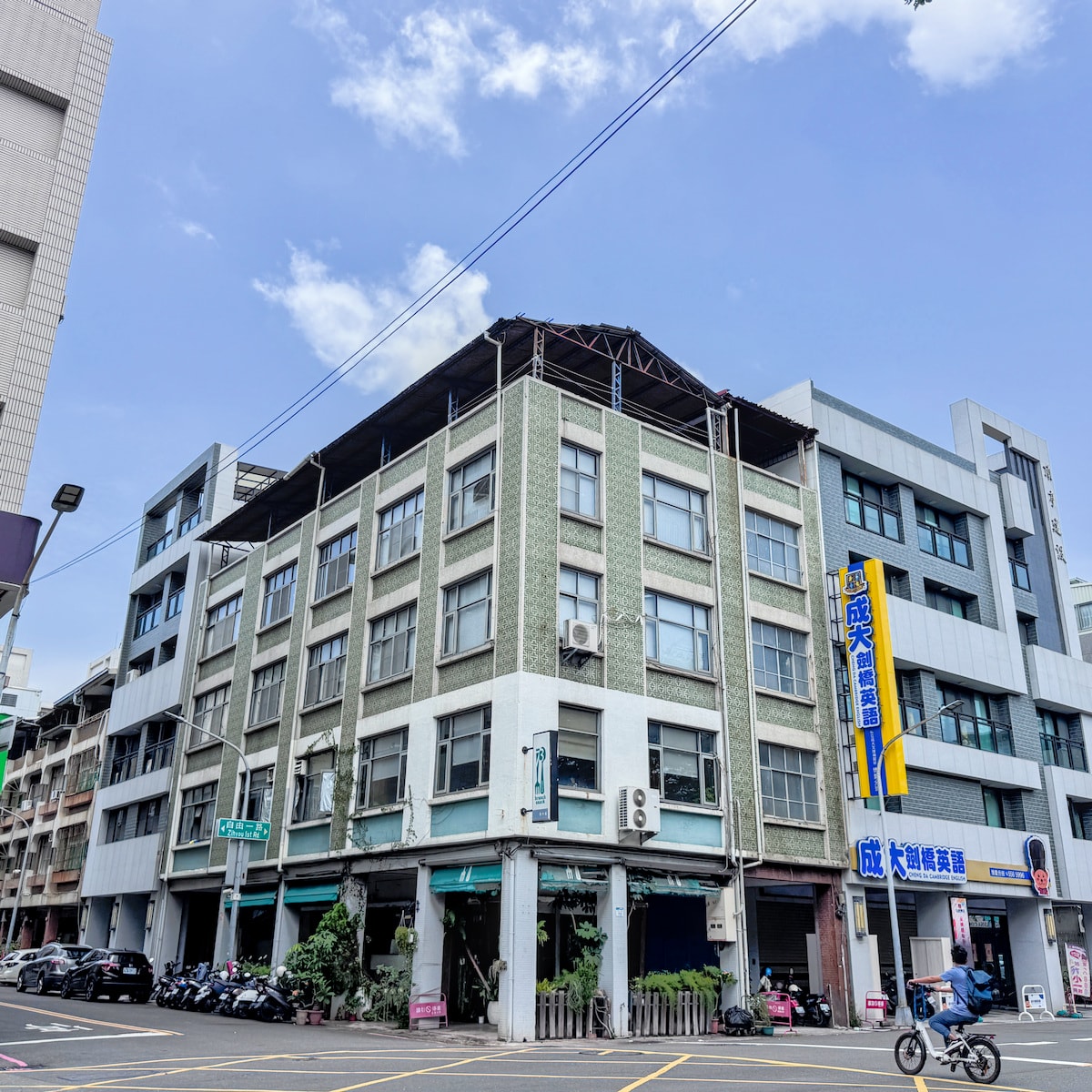 【高雄早午餐推薦】Freeway73：在高醫商圈老建築裡，品味搖滾貓王帕尼尼的慢活時光