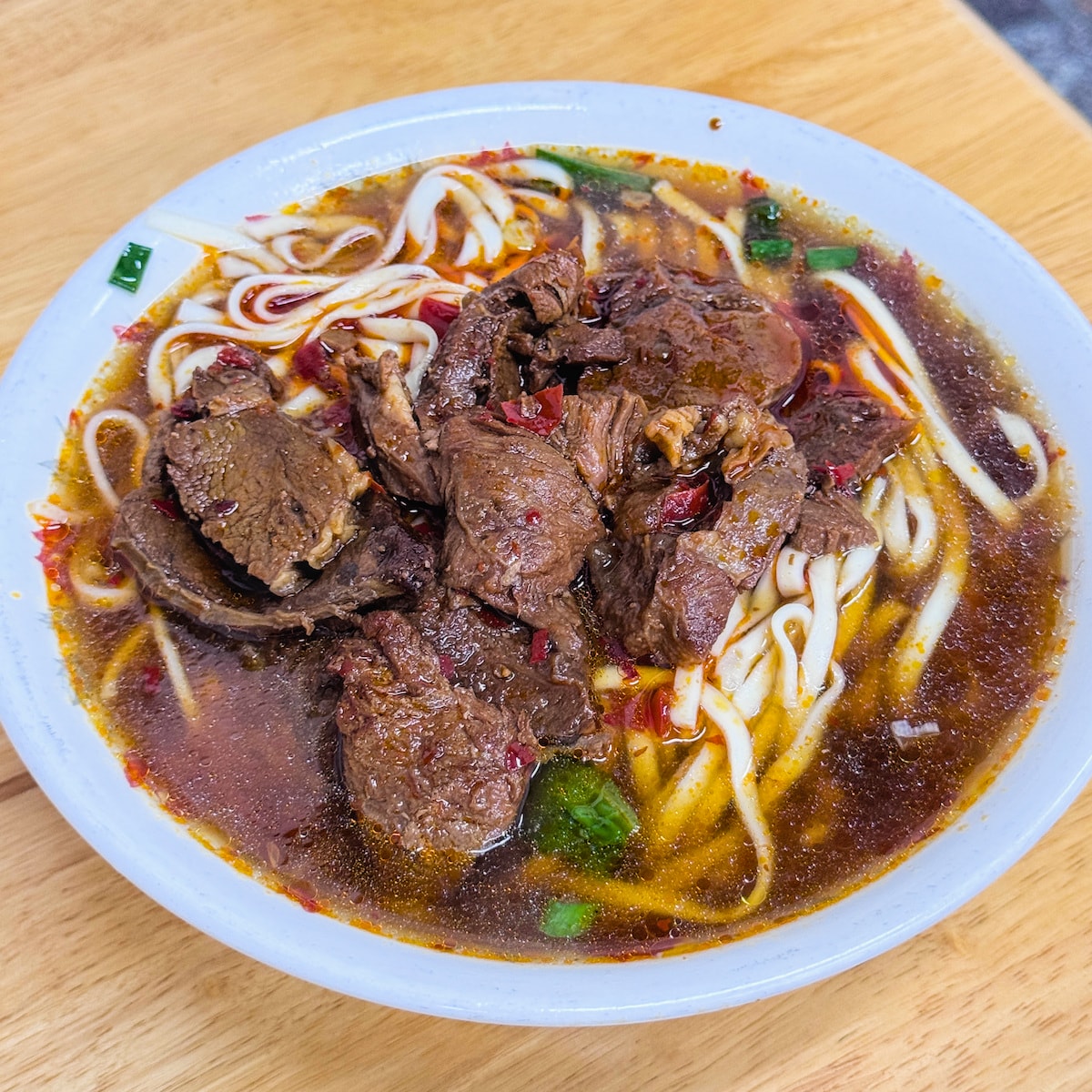 公園牛肉麵豬腳麵：岡山一甲子老字號，百元就能吃到九塊肉的佛心美味
