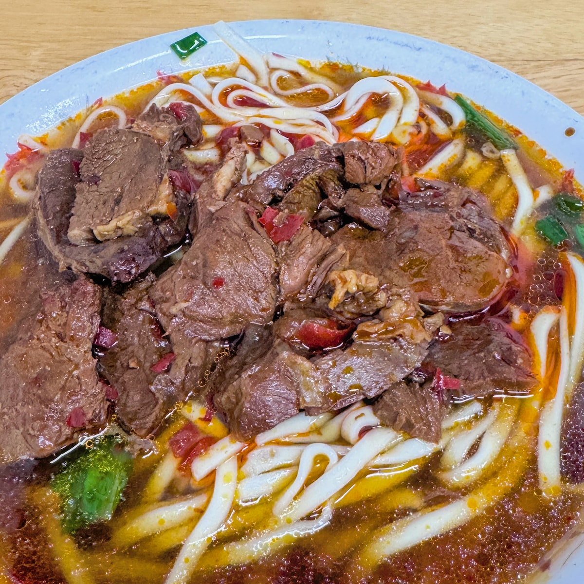 公園牛肉麵豬腳麵：岡山一甲子老字號，百元就能吃到九塊肉的佛心美味