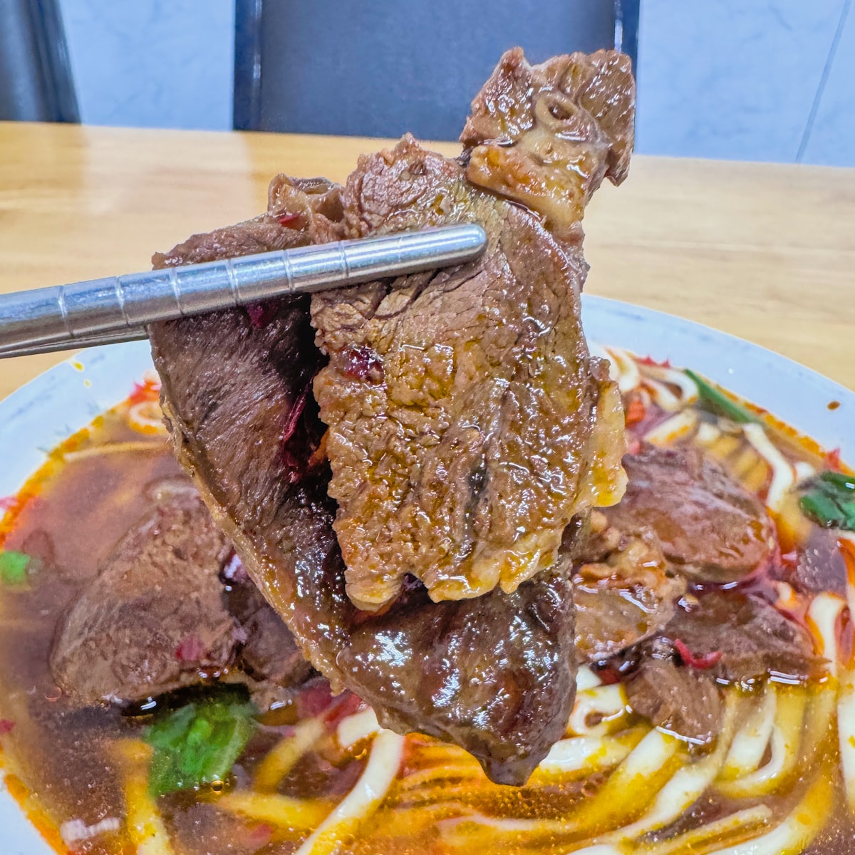 公園牛肉麵豬腳麵：岡山一甲子老字號，百元就能吃到九塊肉的佛心美味