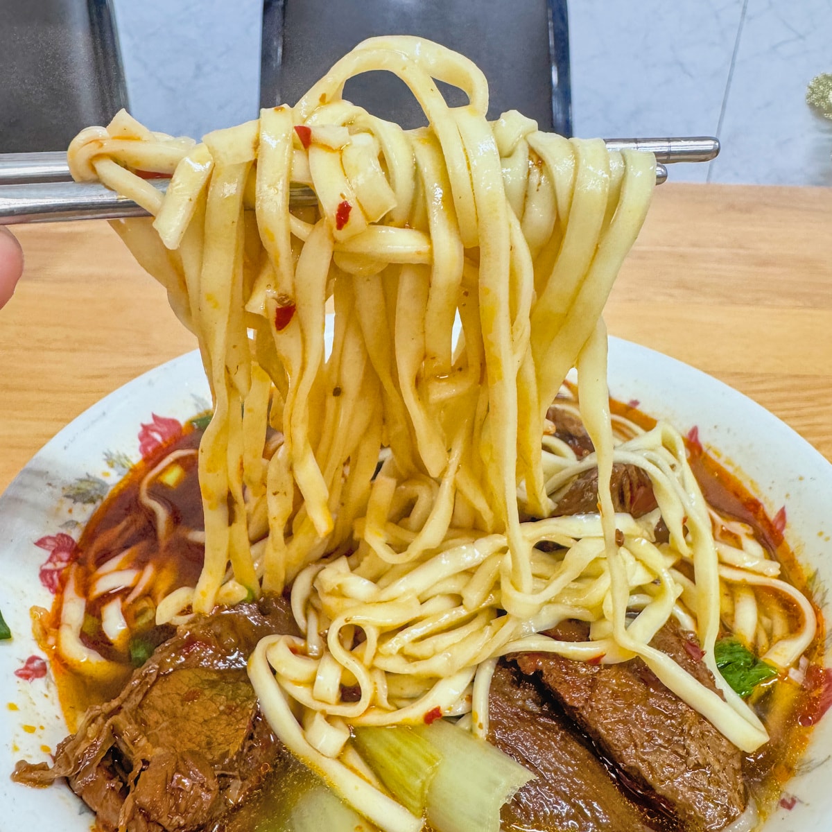 公園牛肉麵豬腳麵：岡山一甲子老字號，百元就能吃到九塊肉的佛心美味