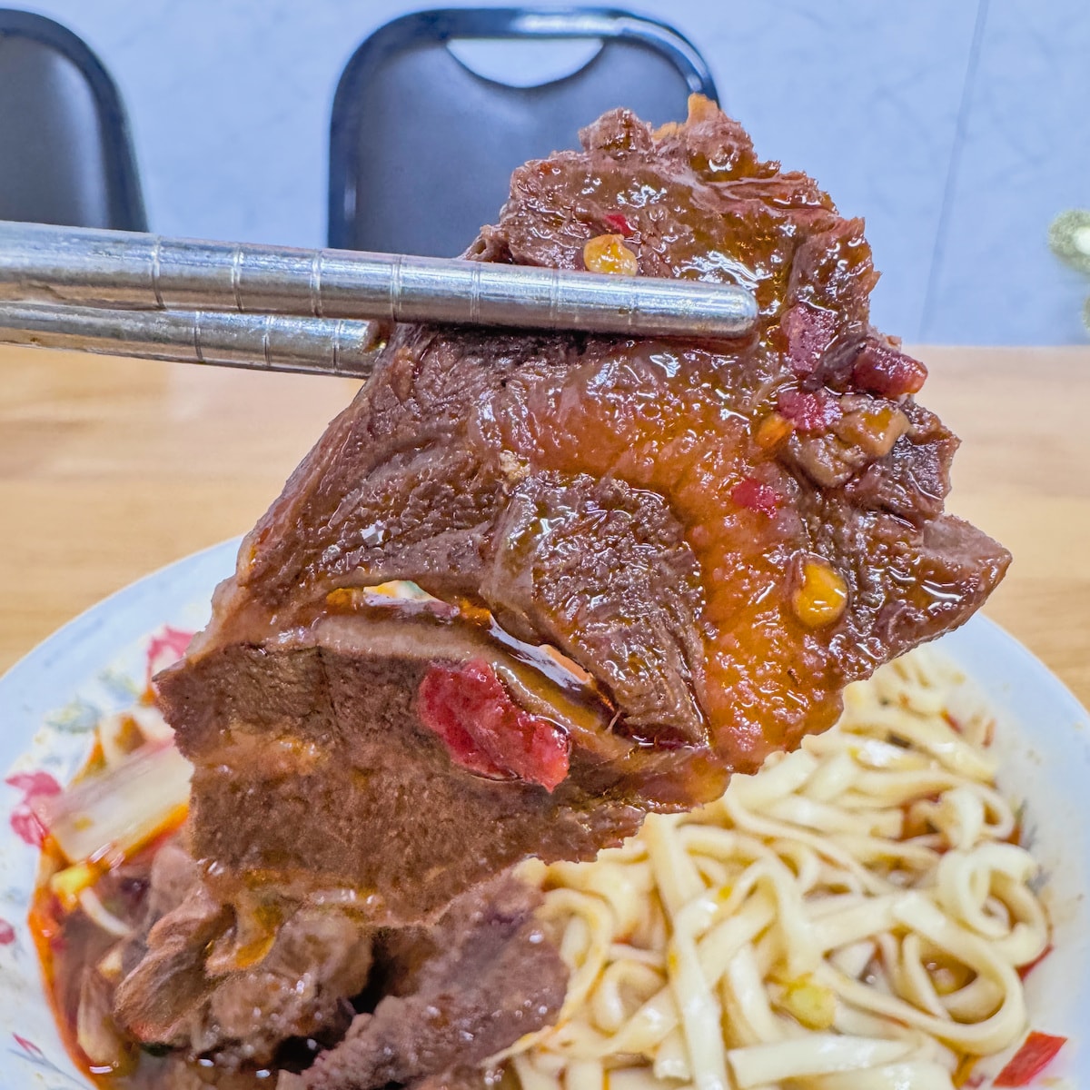 公園牛肉麵豬腳麵：岡山一甲子老字號，百元就能吃到九塊肉的佛心美味