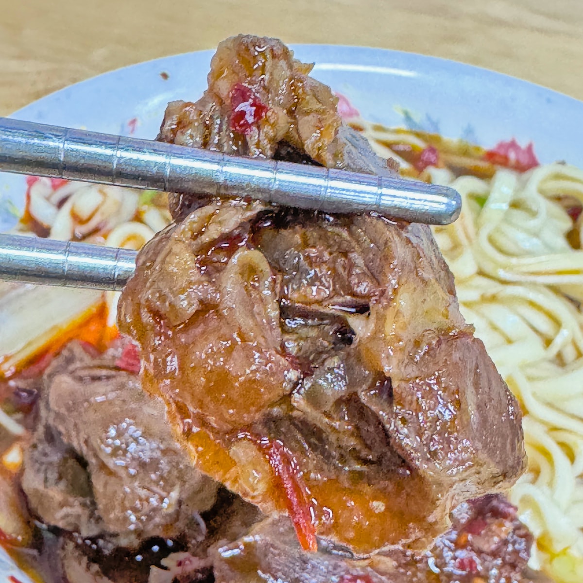 公園牛肉麵豬腳麵：岡山一甲子老字號，百元就能吃到九塊肉的佛心美味