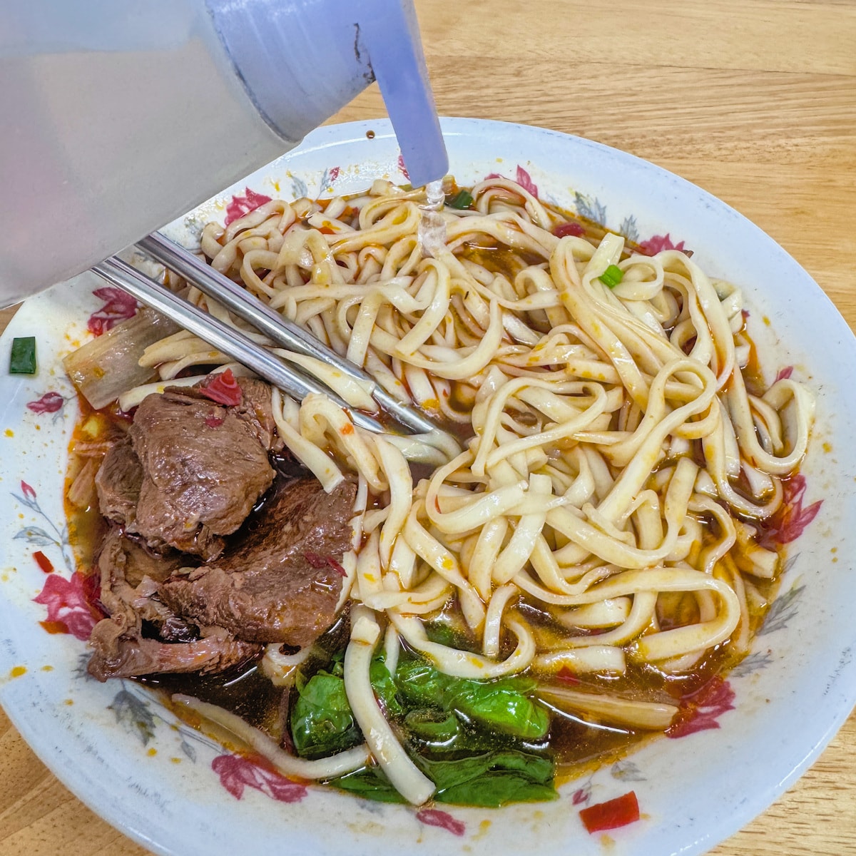 公園牛肉麵豬腳麵：岡山一甲子老字號，百元就能吃到九塊肉的佛心美味