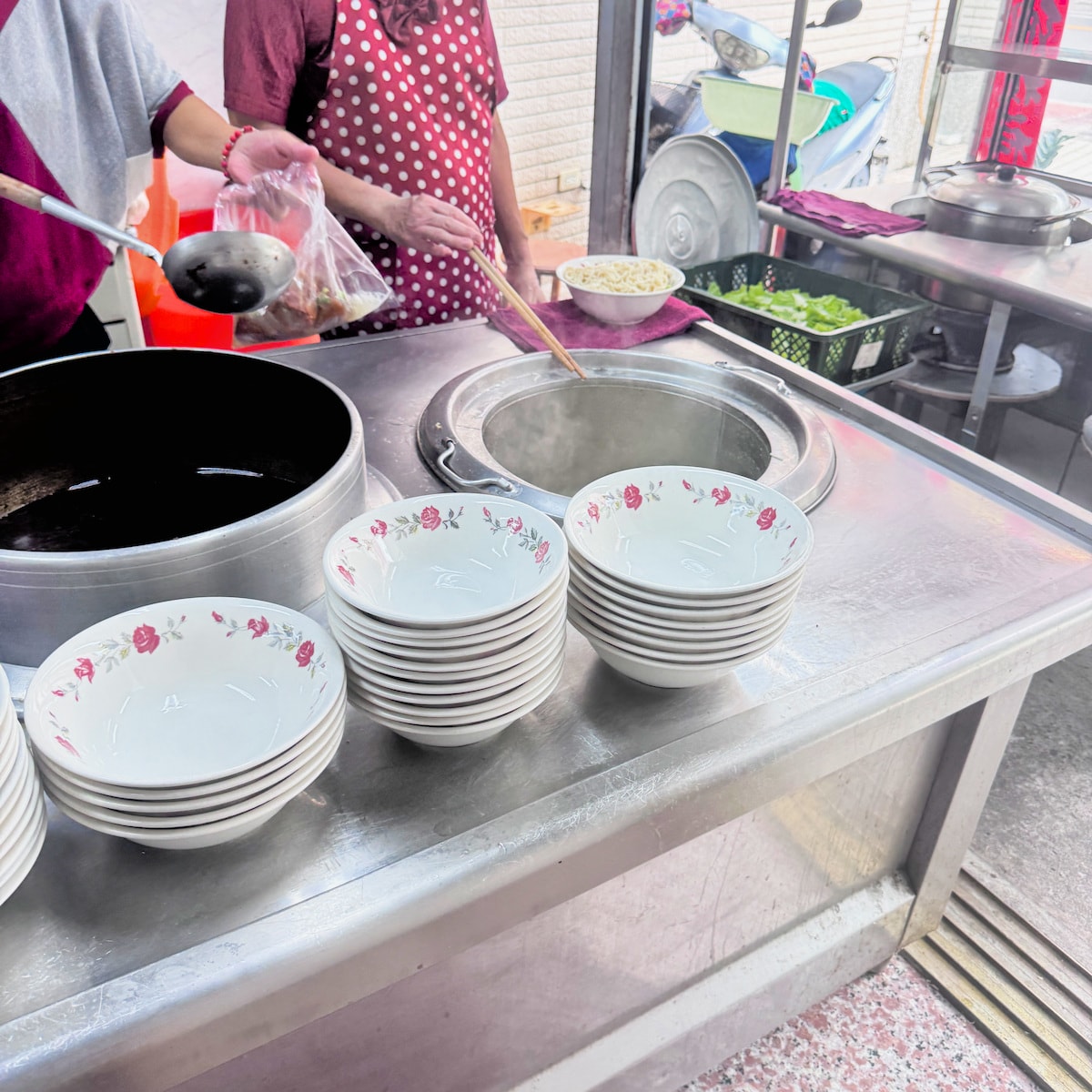 公園牛肉麵豬腳麵：岡山一甲子老字號，百元就能吃到九塊肉的佛心美味
