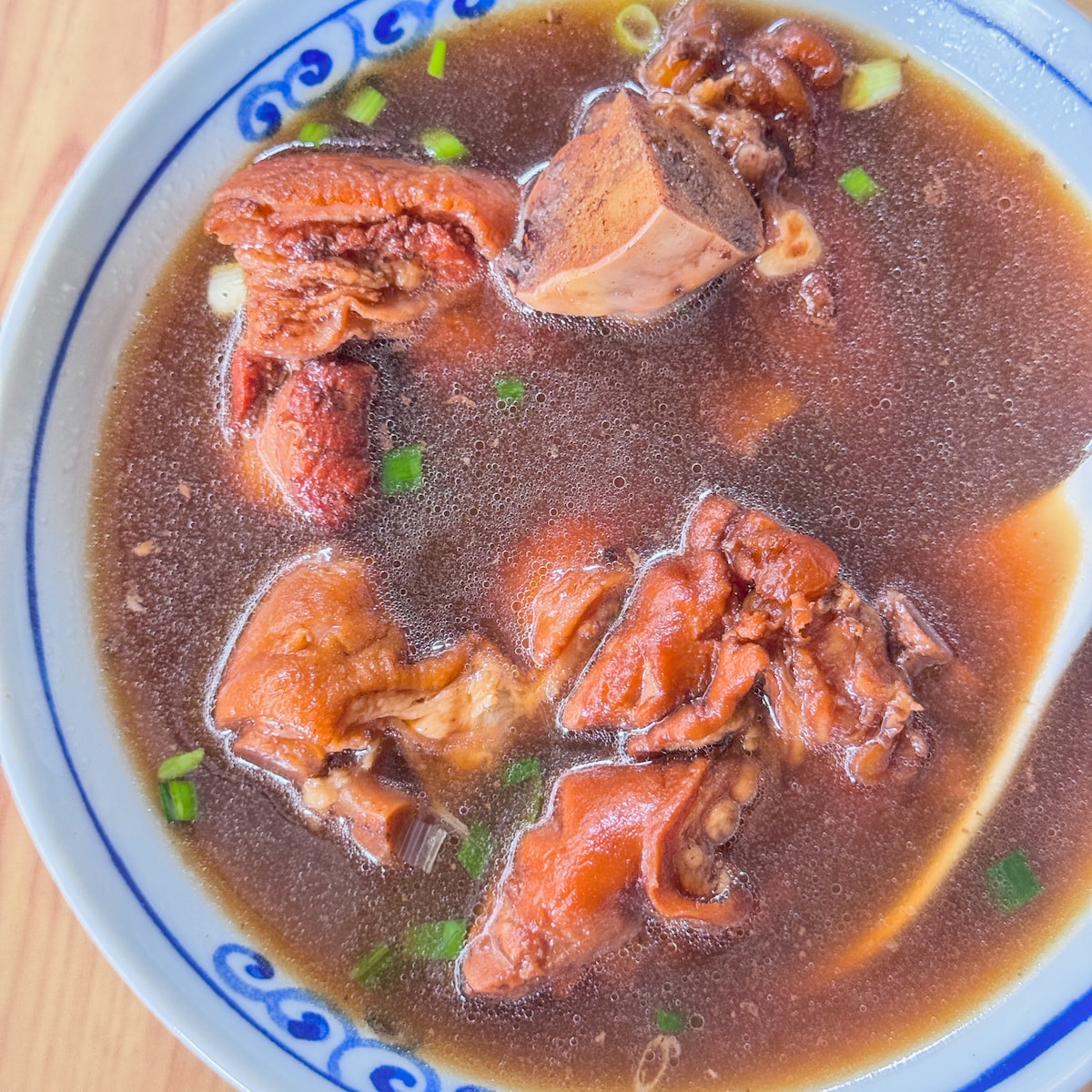 公園牛肉麵豬腳麵：岡山一甲子老字號，百元就能吃到九塊肉的佛心美味