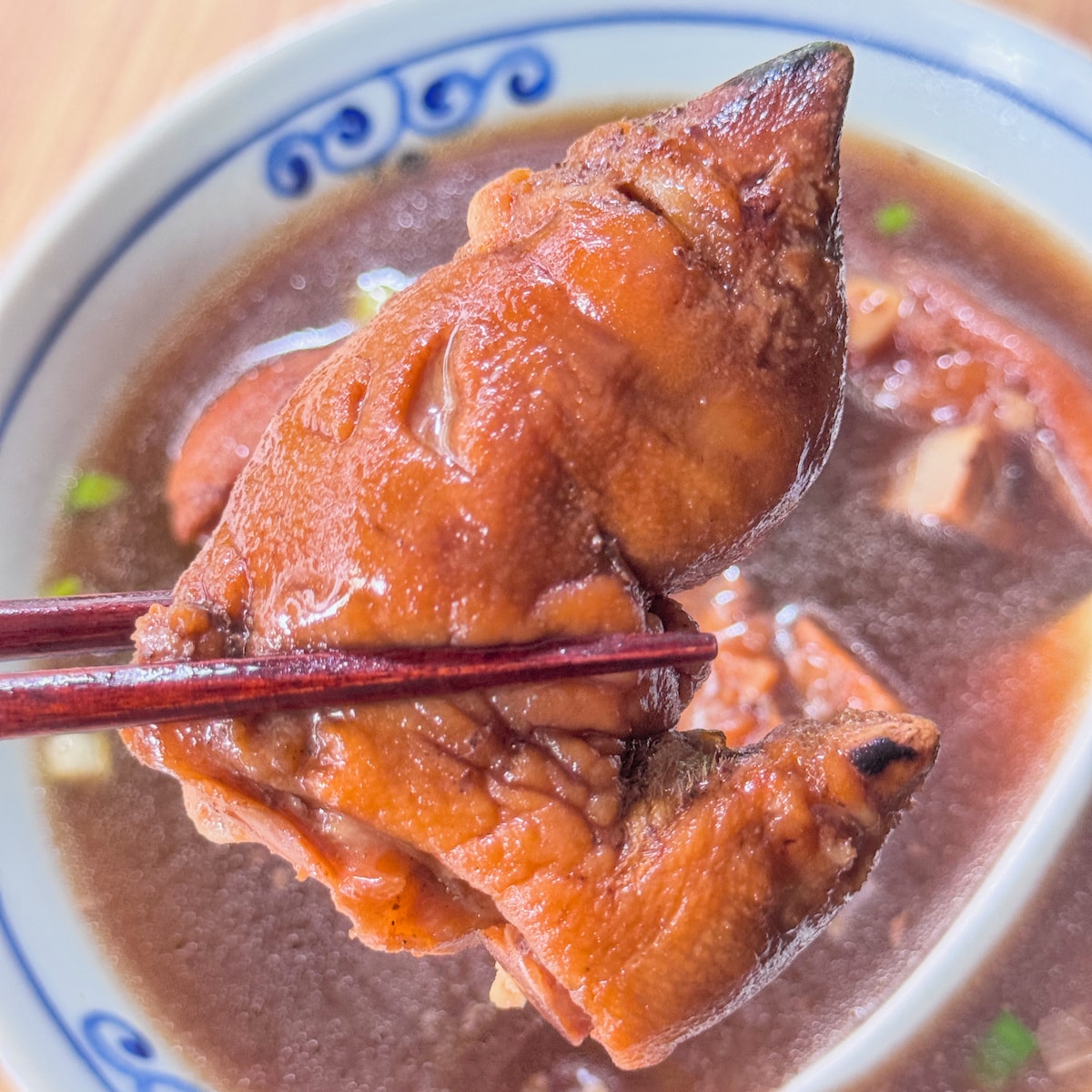 公園牛肉麵豬腳麵：岡山一甲子老字號，百元就能吃到九塊肉的佛心美味