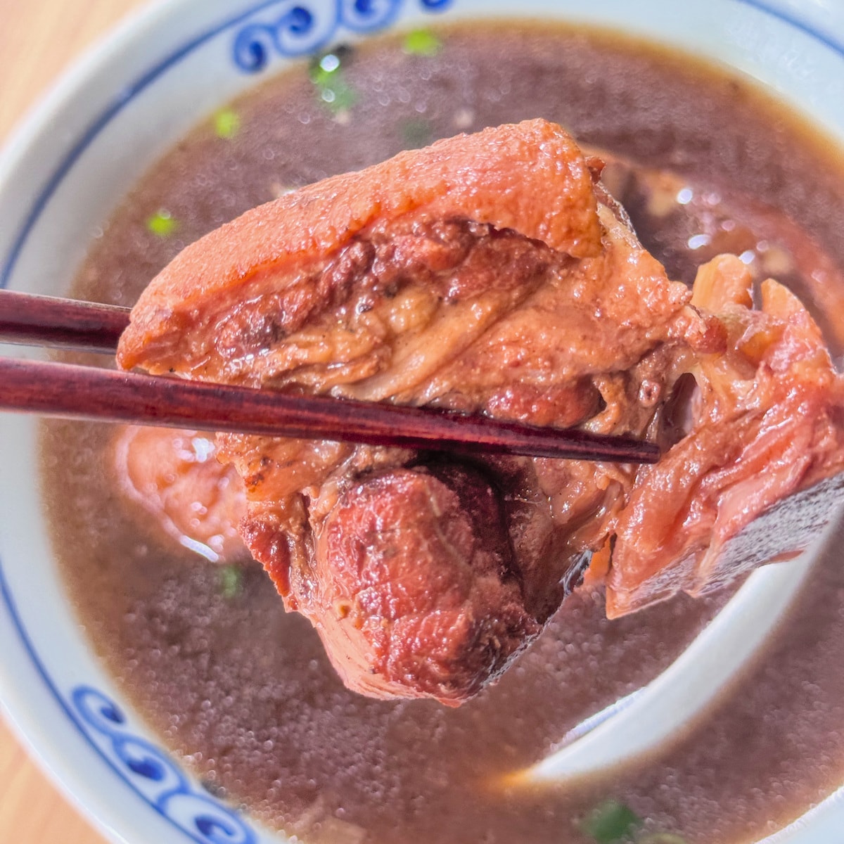 公園牛肉麵豬腳麵：岡山一甲子老字號，百元就能吃到九塊肉的佛心美味