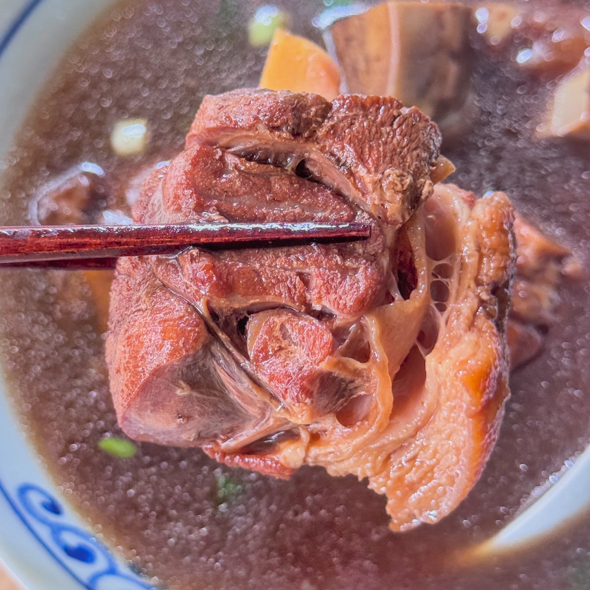 公園牛肉麵豬腳麵：岡山一甲子老字號，百元就能吃到九塊肉的佛心美味