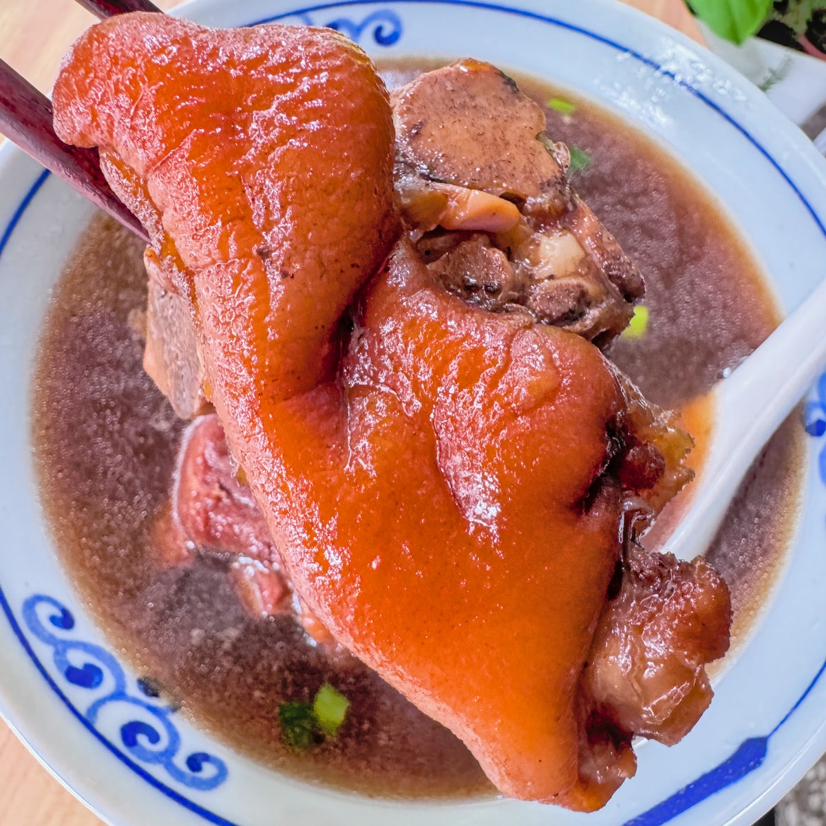 公園牛肉麵豬腳麵：岡山一甲子老字號，百元就能吃到九塊肉的佛心美味