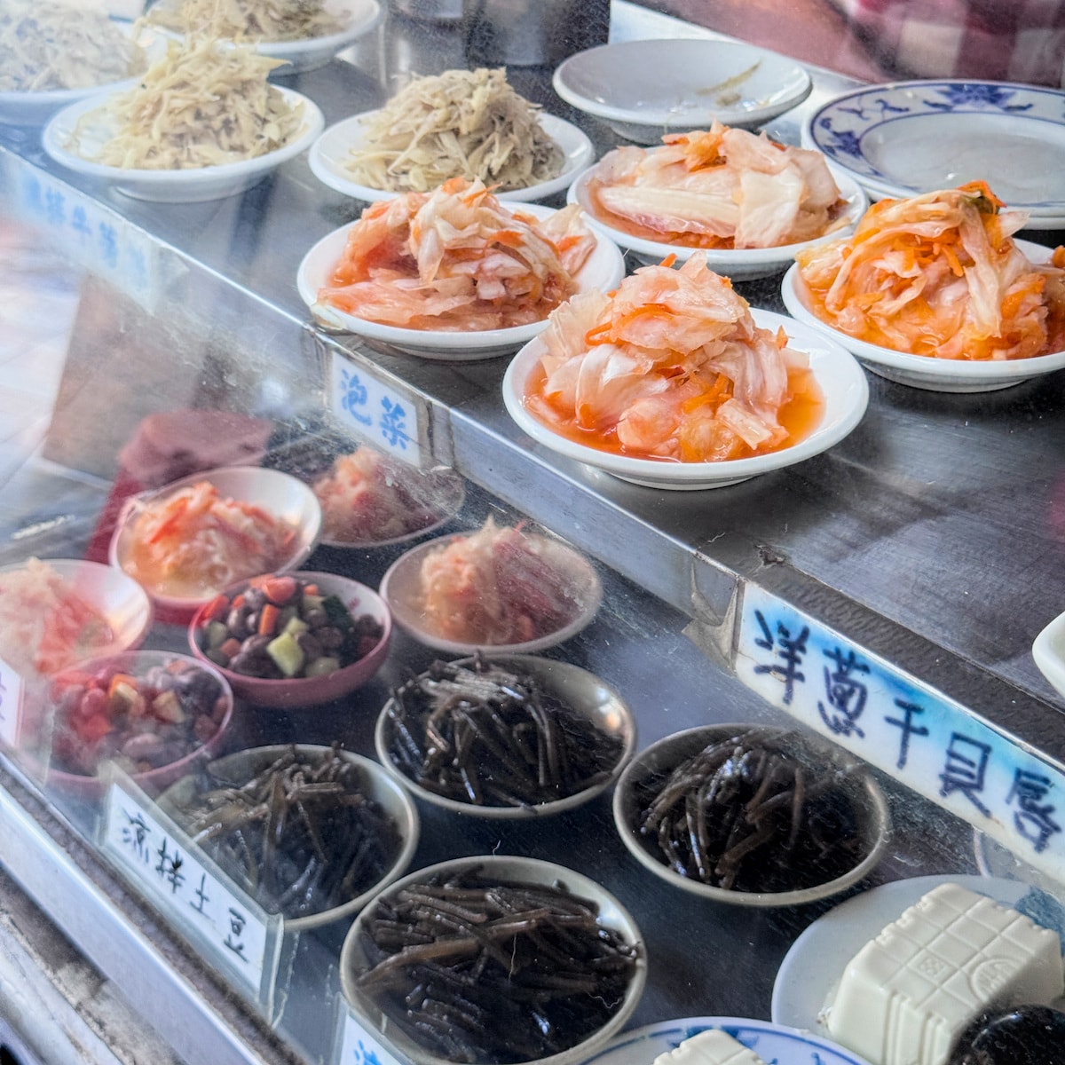 高雄美食推薦｜阿益蕎麥綠藻麵涼麵：鳳山必吃清爽系早午餐，紅糟肉與綠藻麵的完美邂逅