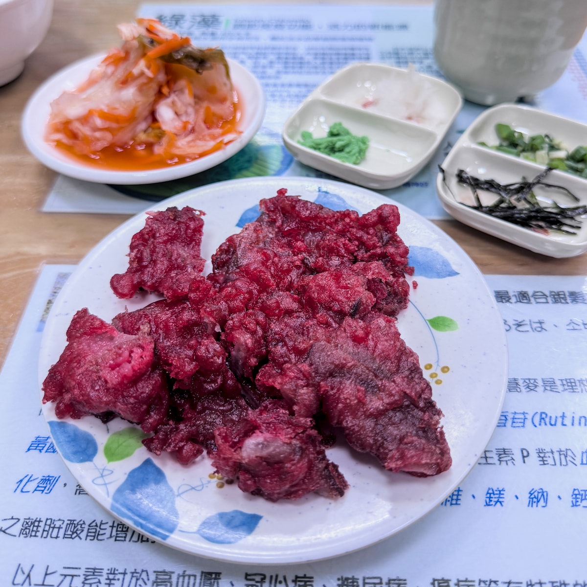 高雄美食推薦｜阿益蕎麥綠藻麵涼麵：鳳山必吃清爽系早午餐，紅糟肉與綠藻麵的完美邂逅