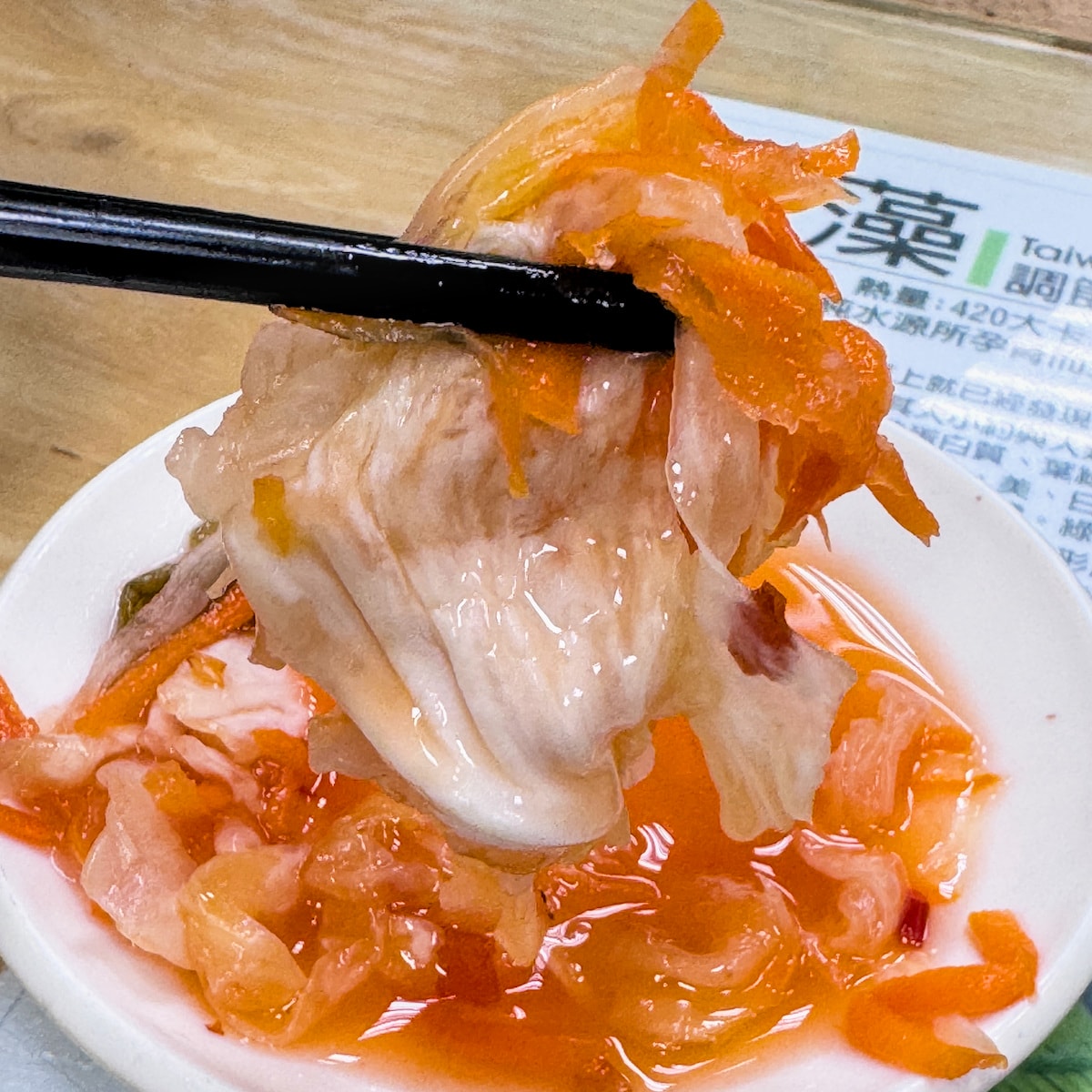 高雄美食推薦｜阿益蕎麥綠藻麵涼麵：鳳山必吃清爽系早午餐，紅糟肉與綠藻麵的完美邂逅