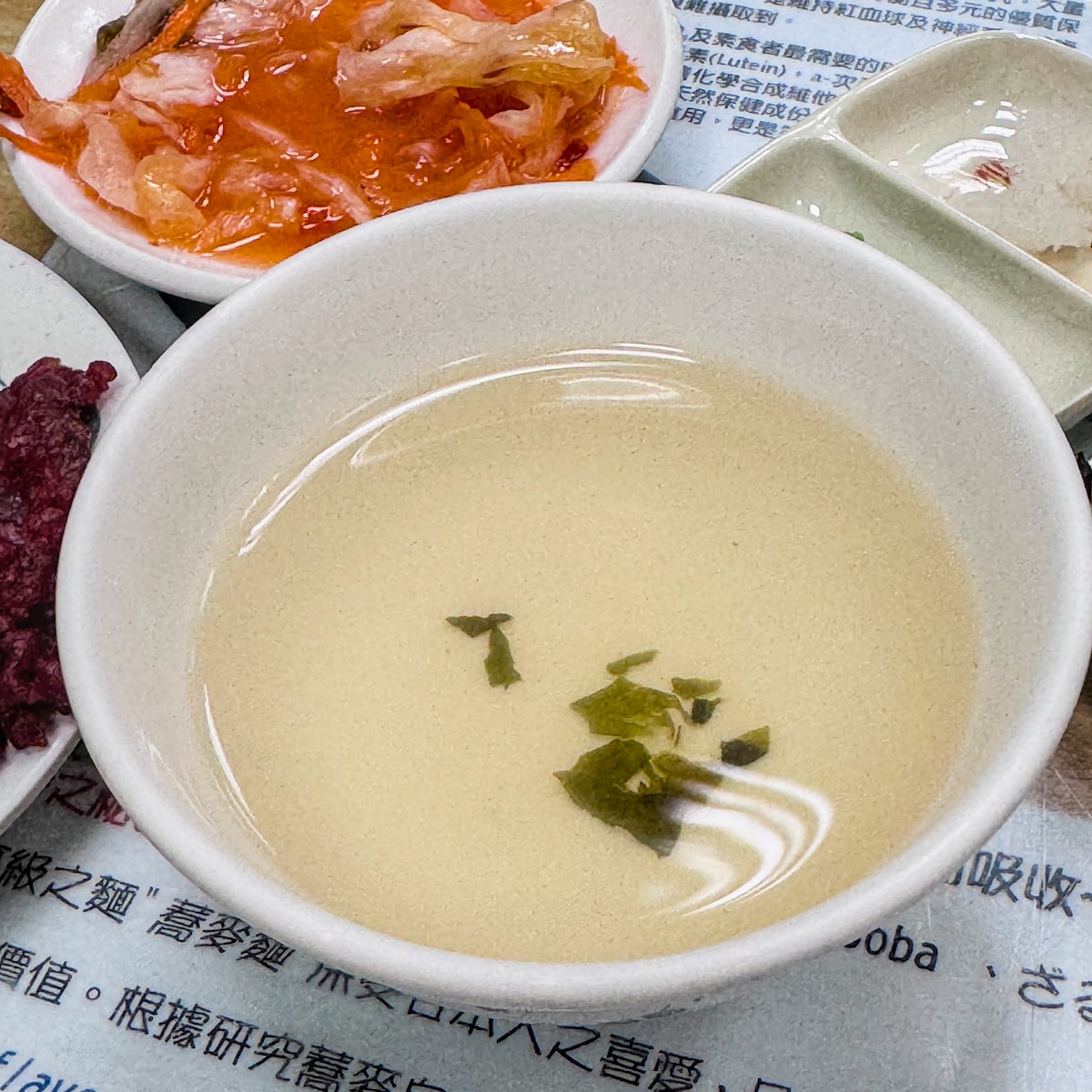 高雄美食推薦｜阿益蕎麥綠藻麵涼麵：鳳山必吃清爽系早午餐，紅糟肉與綠藻麵的完美邂逅
