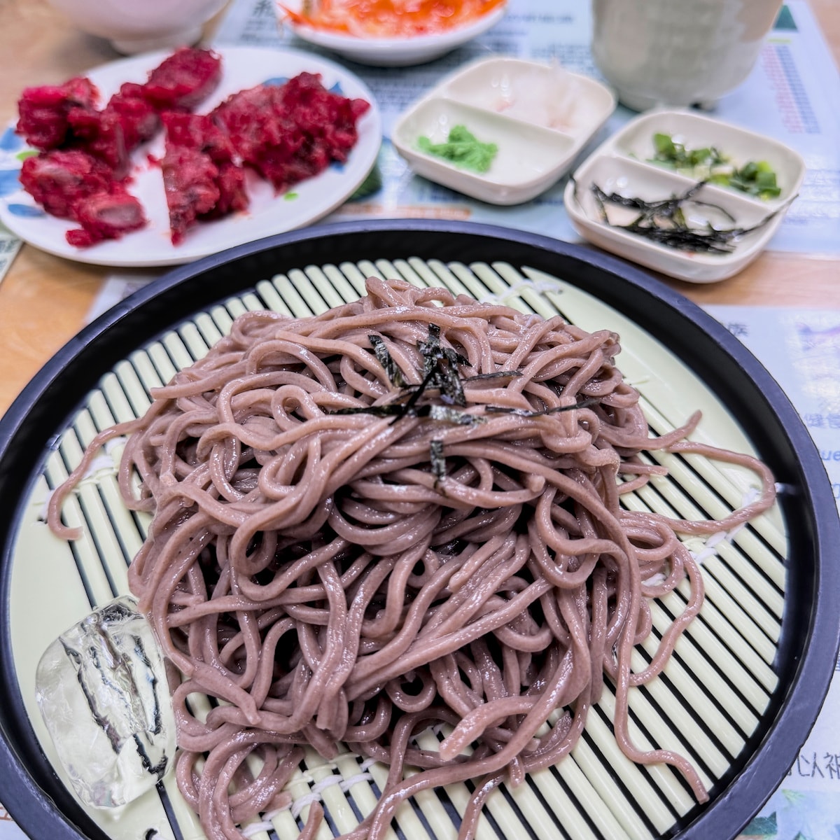 高雄美食推薦｜阿益蕎麥綠藻麵涼麵：鳳山必吃清爽系早午餐，紅糟肉與綠藻麵的完美邂逅