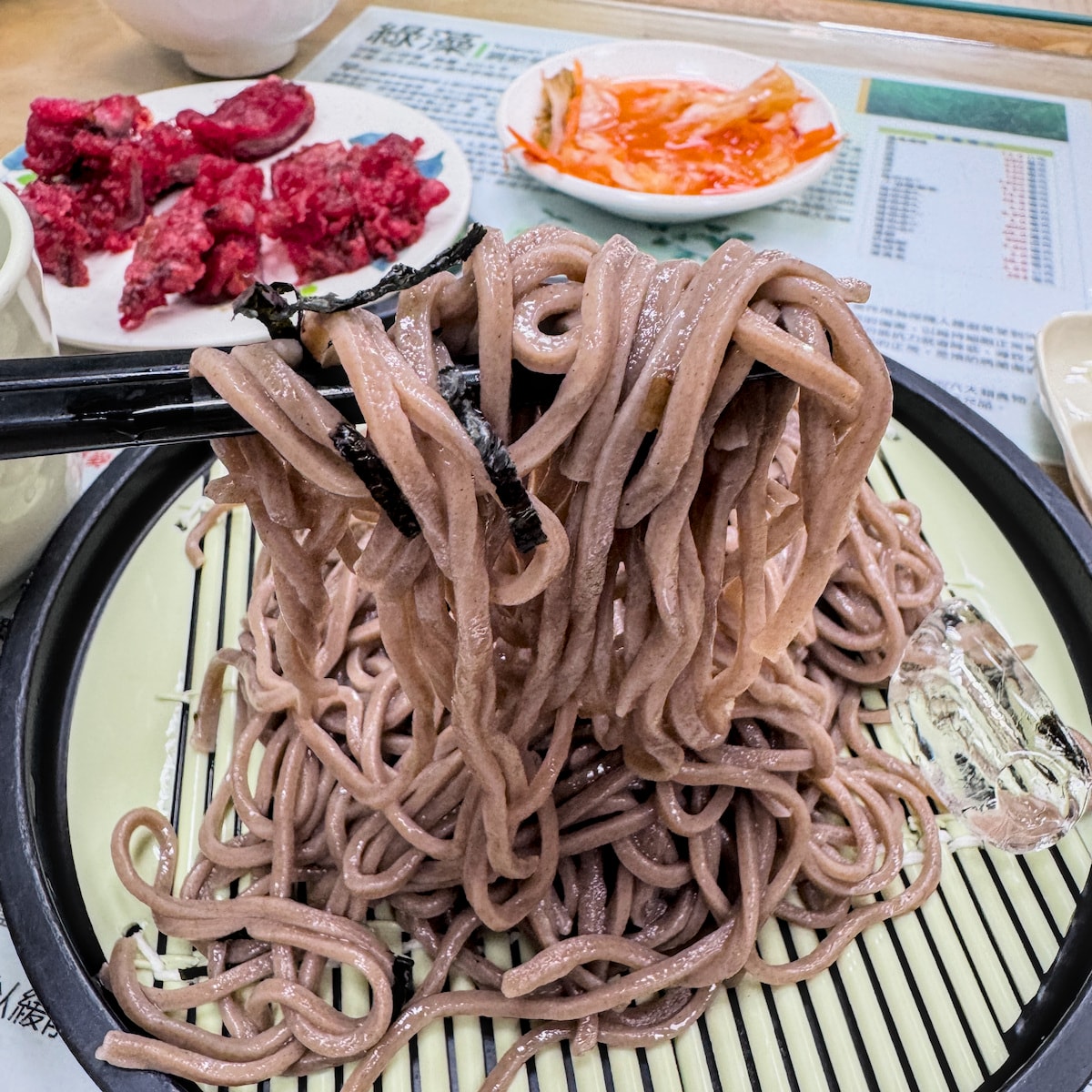 高雄美食推薦｜阿益蕎麥綠藻麵涼麵：鳳山必吃清爽系早午餐，紅糟肉與綠藻麵的完美邂逅